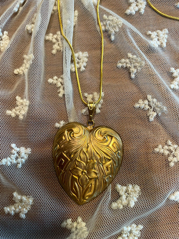 80s Vintage Gold Tone Metal Floral Heart Pendant Necklace