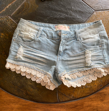 2000s Almost Famous Fringed Tattered Lace Pockets Cotton Blend Denim Shorts S