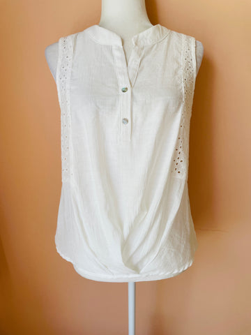 2000s White Rayon Poly Eyelet Cotton Twist Bottom Design Pullover Button Sleeveless Summer Top M