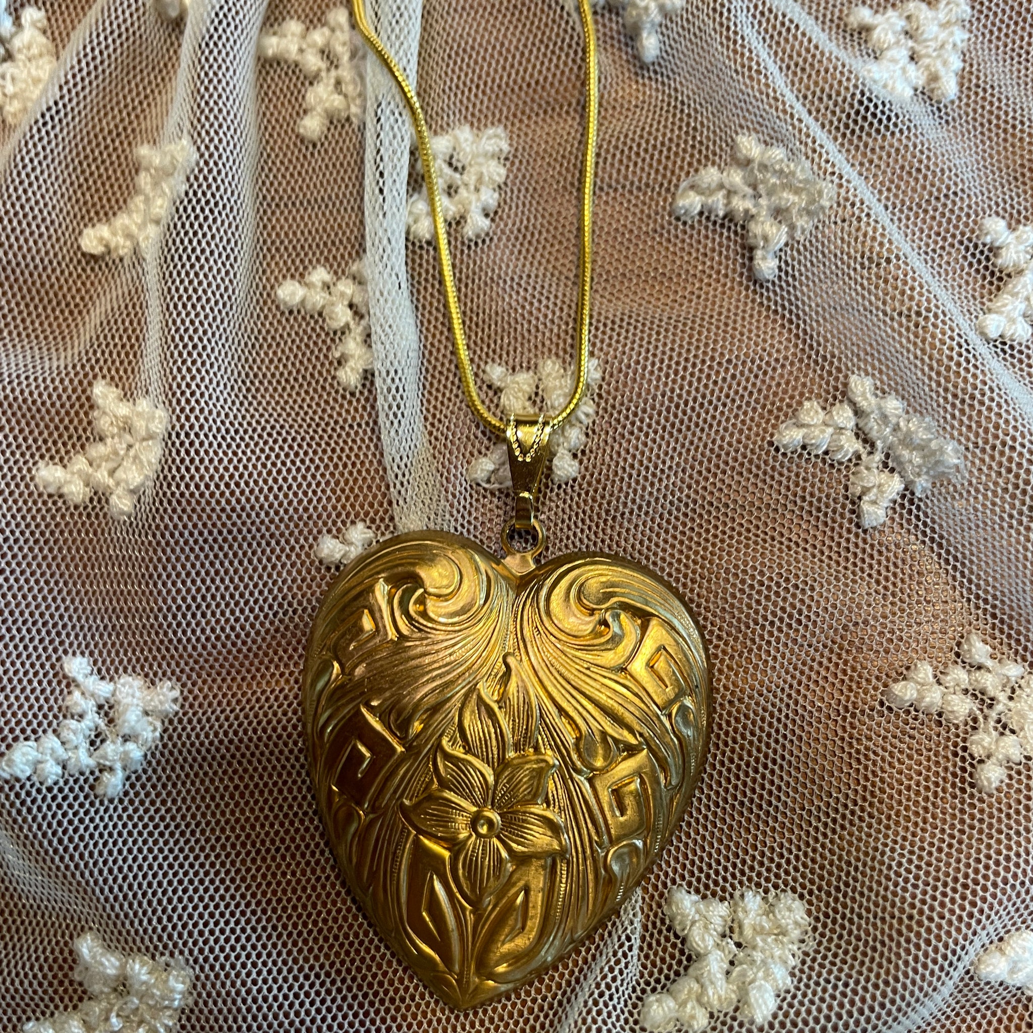 80s Vintage Gold Tone Metal Floral Heart Pendant Necklace