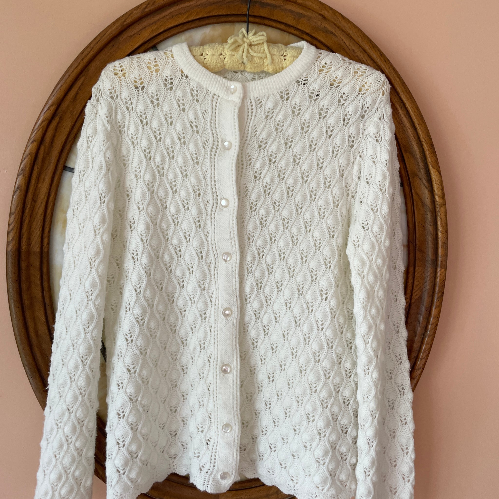 60s Vintage White Acrylic Knit Button Front Scalloped Edge Cardigan Sweater M