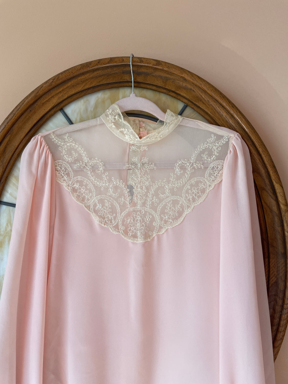 2000s Semi Sheer Pink Poly Lace Bodice Button Loop Closures Pullover Blouse M