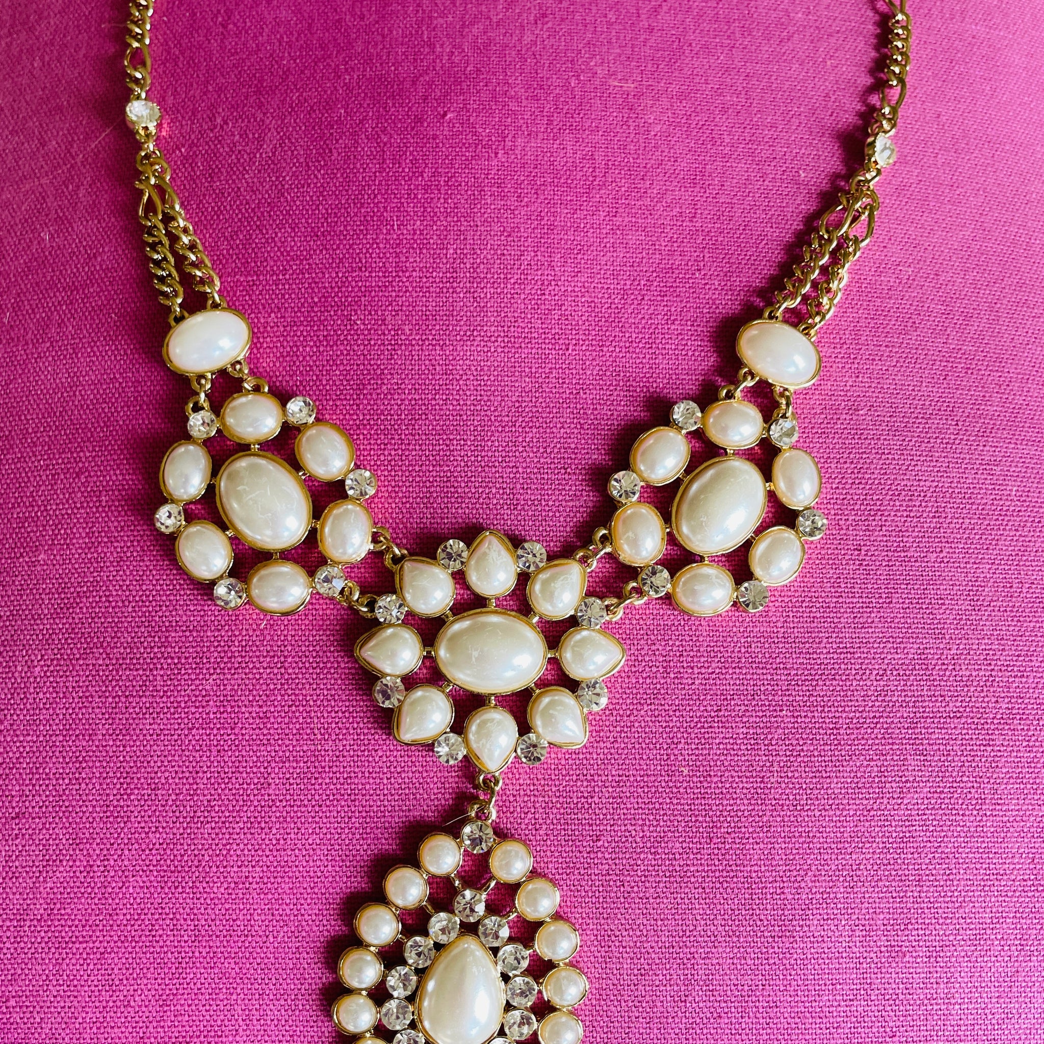 90s Beautifully Beaded Gold Tone Drop Pendant Statement Necklace