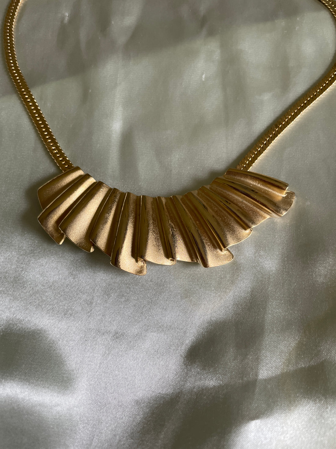 90s Vintage Gold Tone Bar Fan Design Choker Necklace