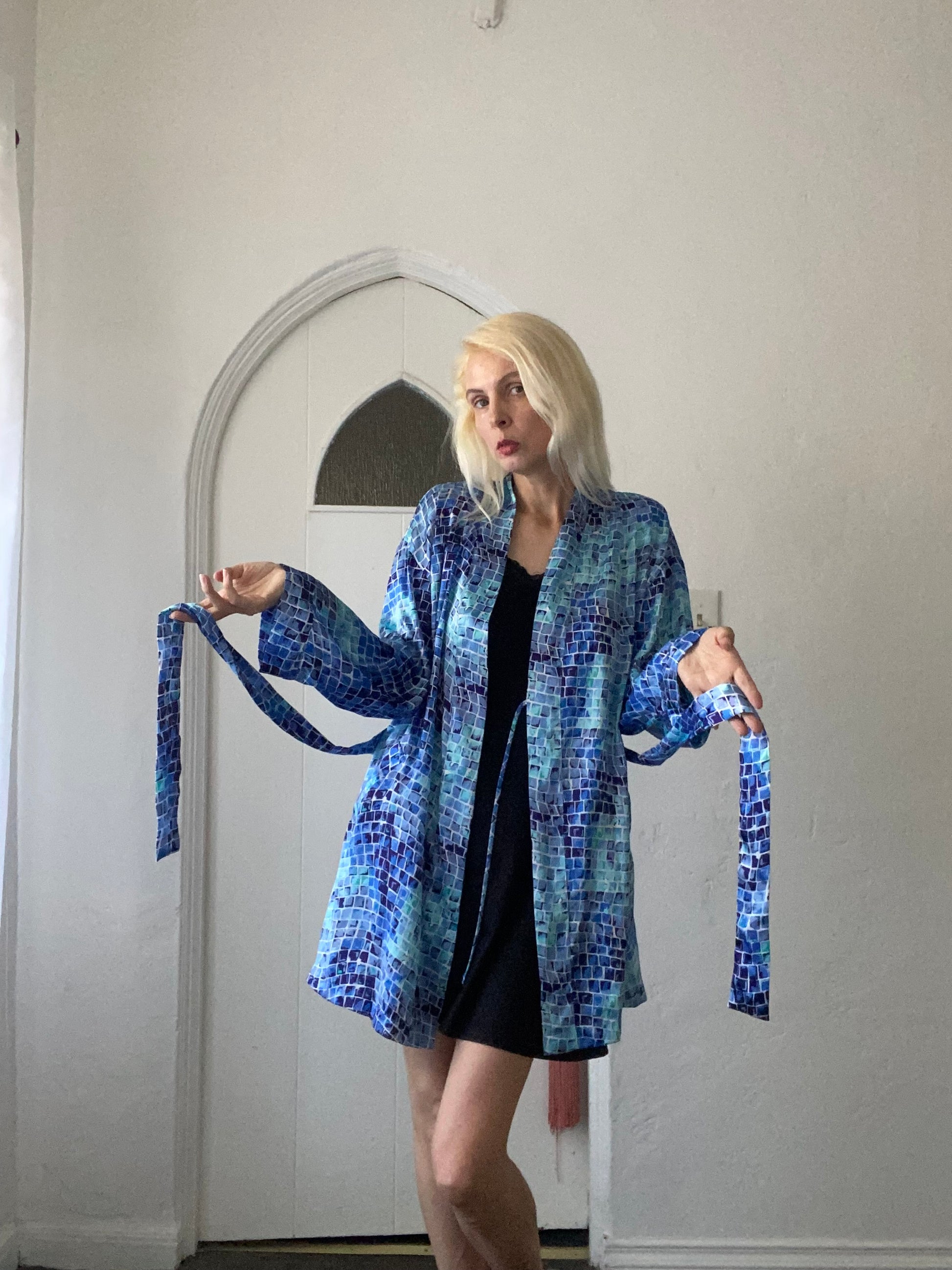  2000s Victoria’s Secret Blue Poly Abstract Square Print Belted Lounge Lingerie Robe L