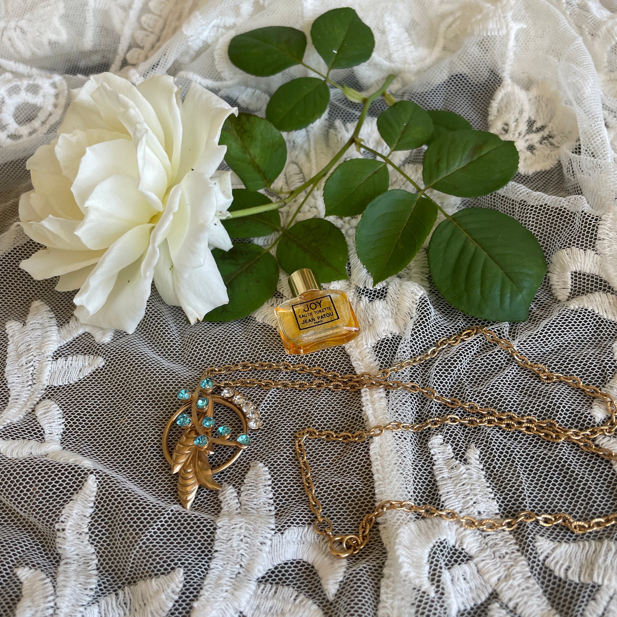 80s Vintage Gold Tone Chain Blue & Clear Crystal Floral Leaf Pendant Necklace