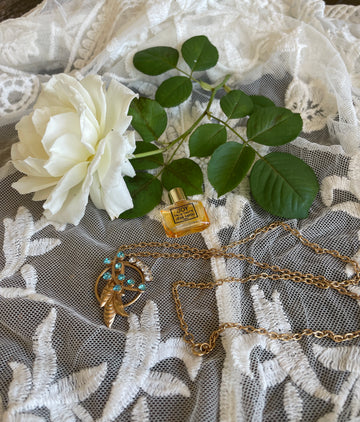 80s Vintage Gold Tone Chain Blue & Clear Crystal Floral Leaf Pendant Necklace