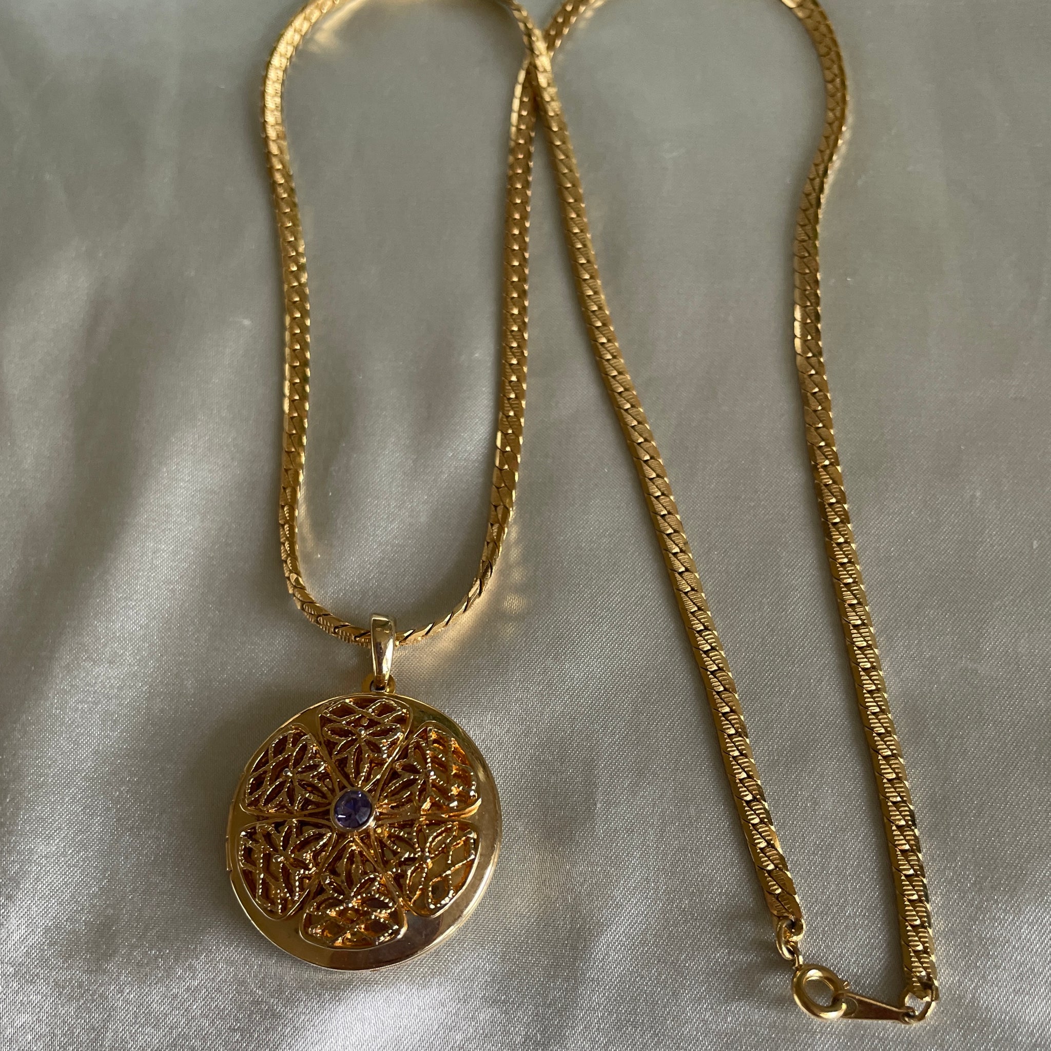 80s Gold Tone Blue Rhinestone Gold Tone Photo Locket Pendant Necklace