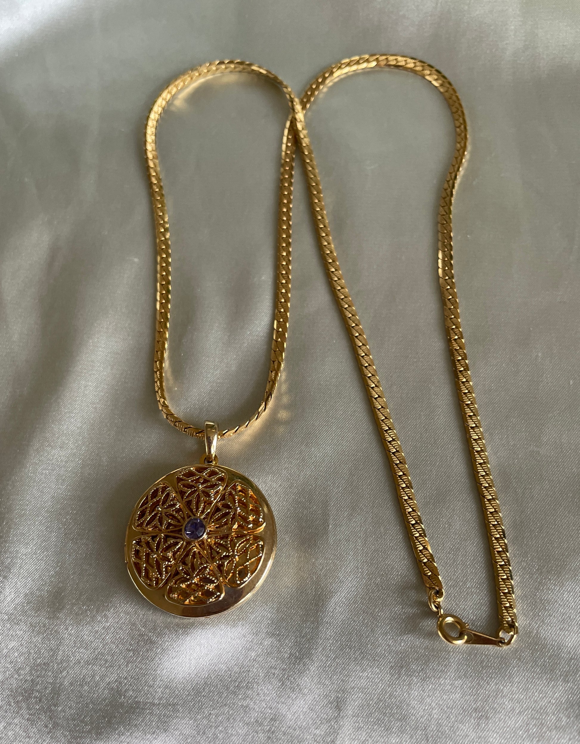  80s Gold Tone Blue Rhinestone Gold Tone Photo Locket Pendant Necklace