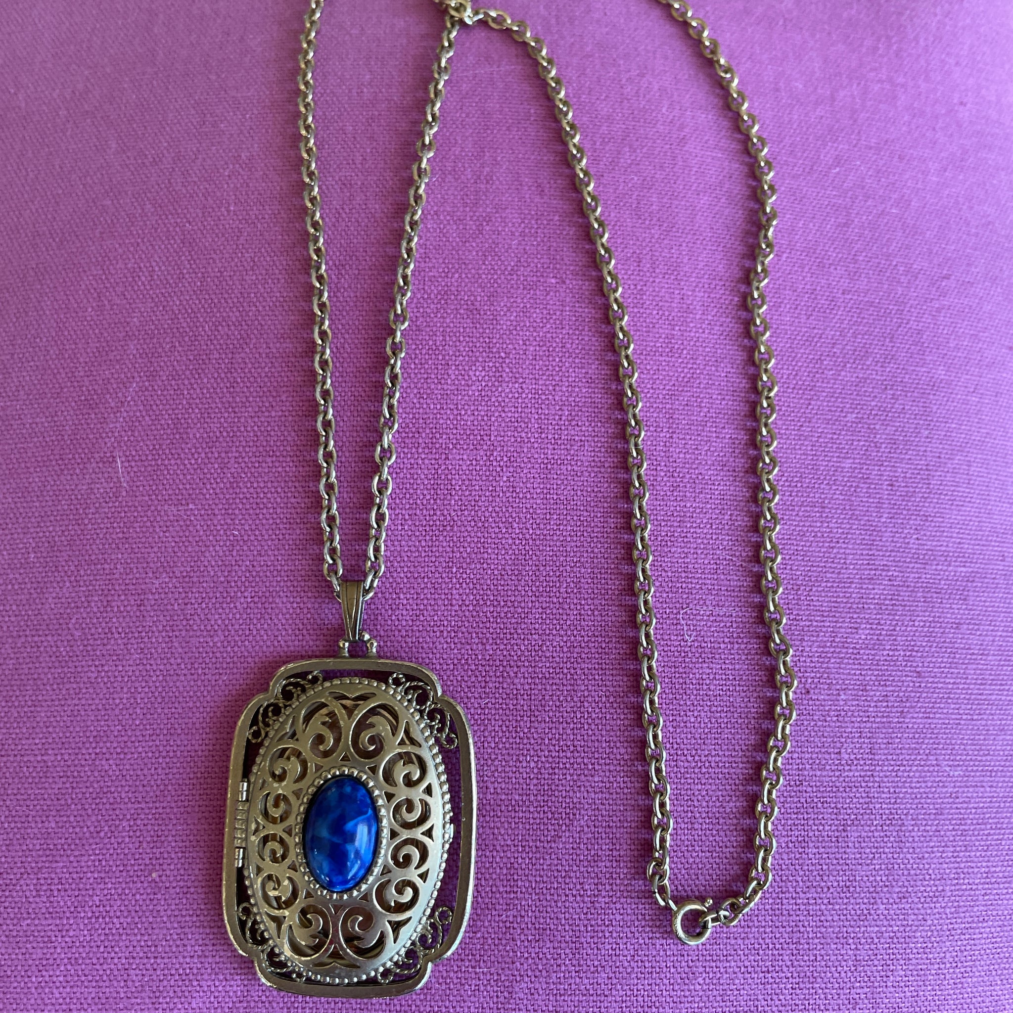 80s Vintage Avon Gold Tone Filagree Faux Lapis Lazuli Photo Locket Pendant Necklace