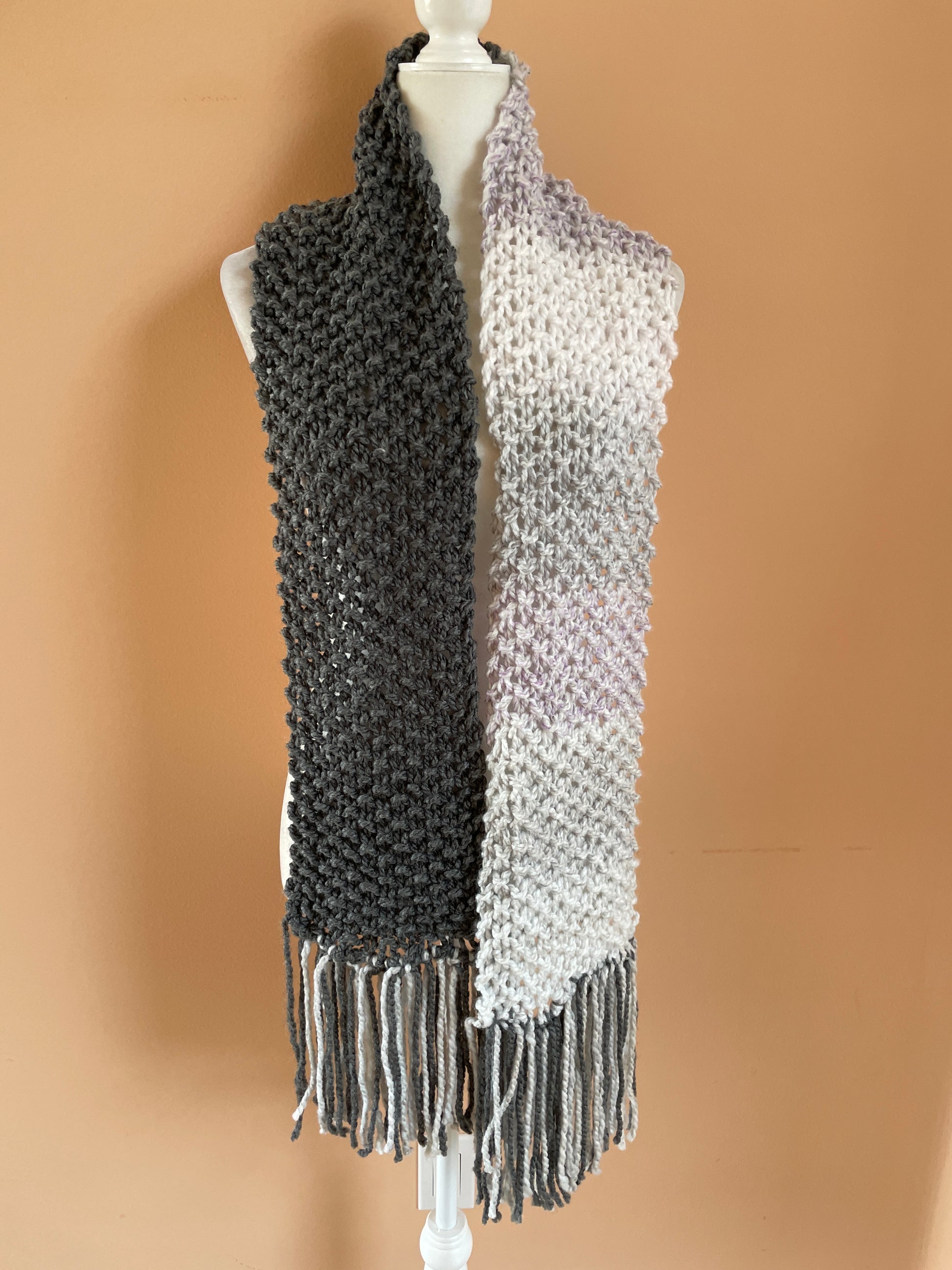  2000s Warm me Up Hand Knit Fringed Gray Winter Scarf