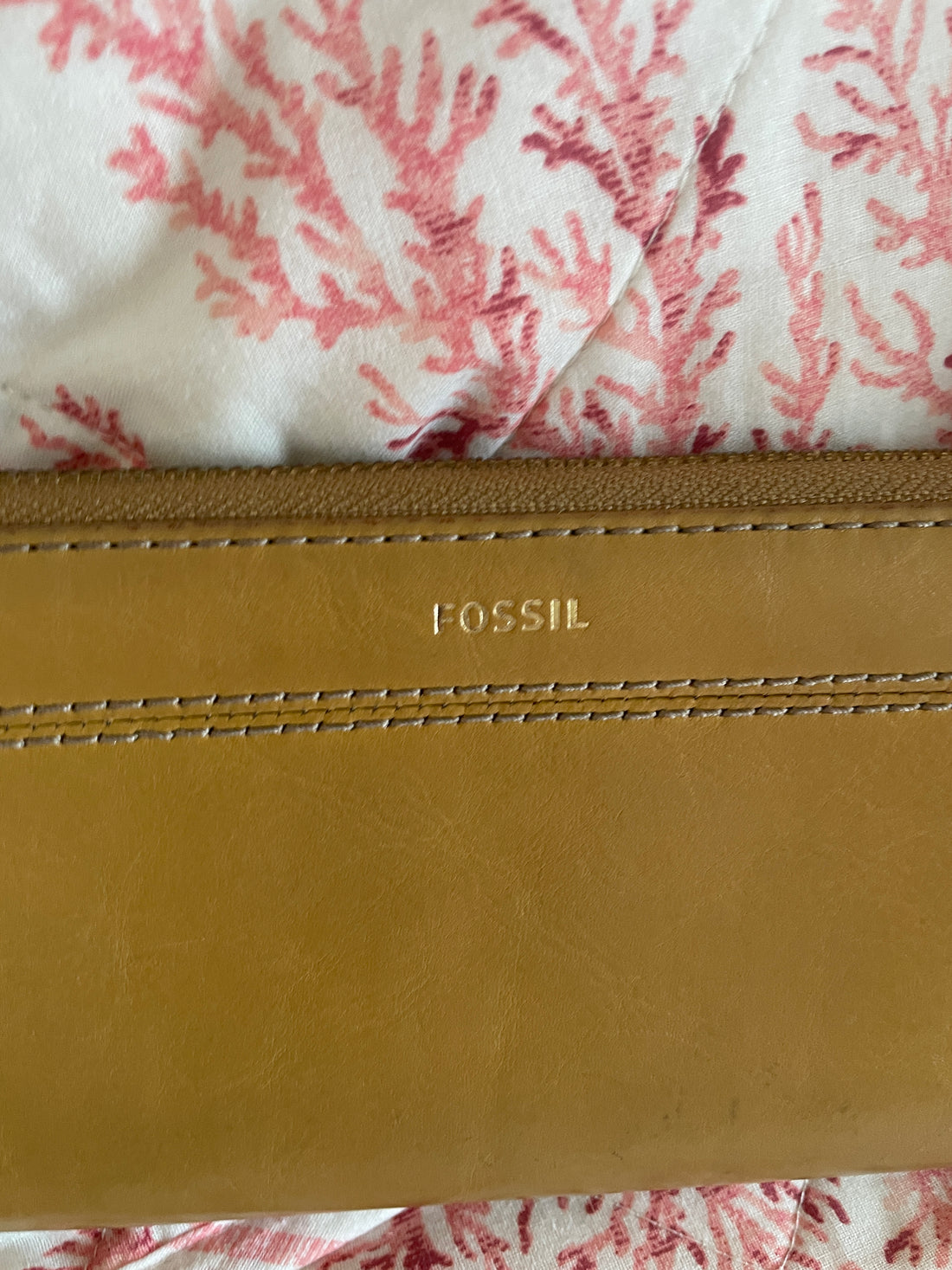 2000s Fossil Brown Leather Zip Closure Wallet