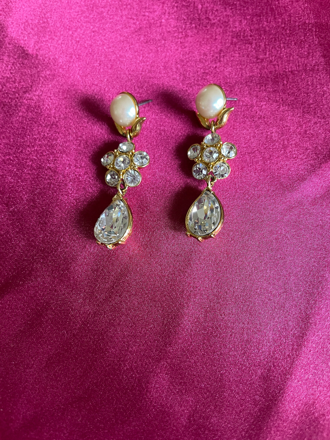 2000s Gold Tone Faux Pearl Glittery Pierced Drop Earrings