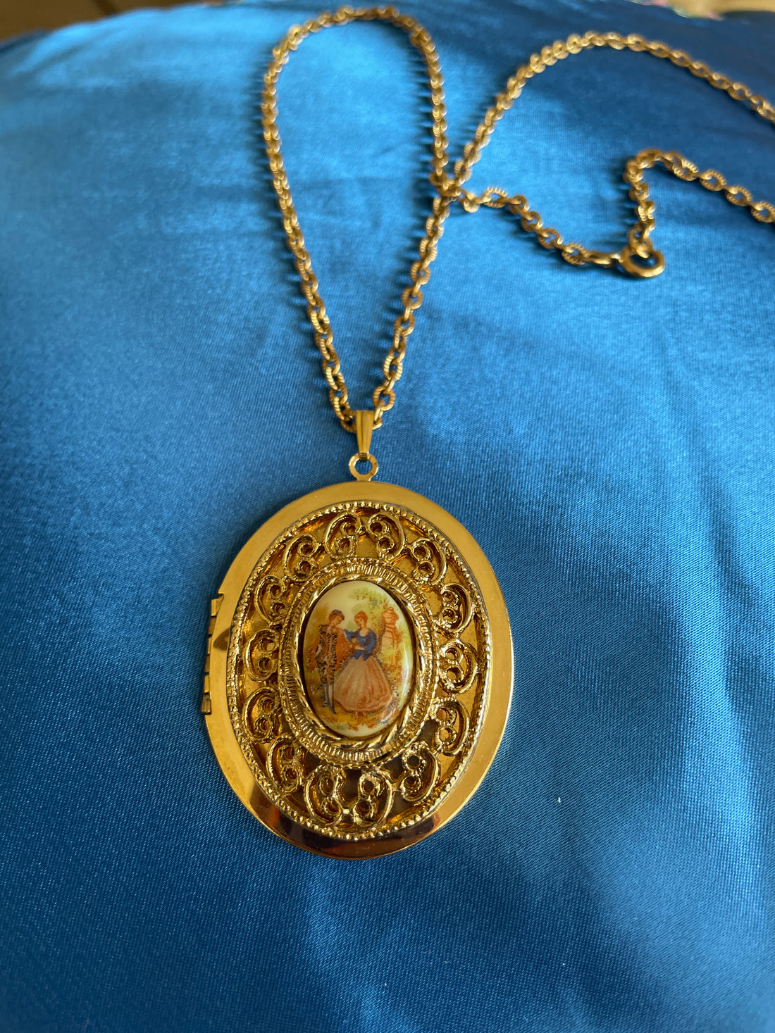 80s Vintage Gold Tone Filigree Courting Couple Scene Porcelain Photo Locket Pendant Necklace