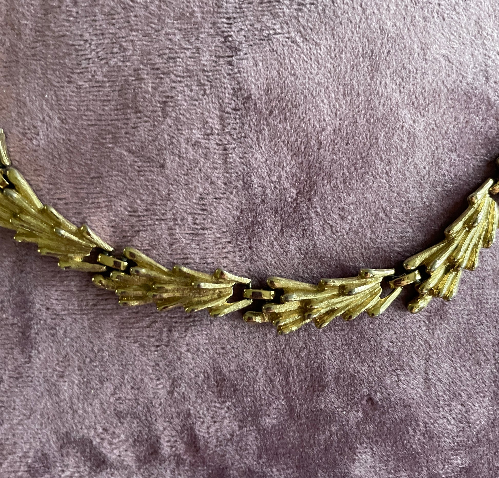  70s Monet Gold Tone Textured Leaf Choker Necklace