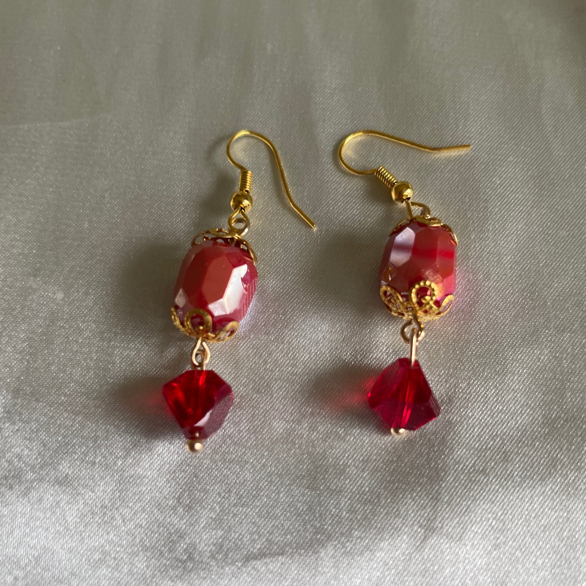 Red glass pierced earrings 