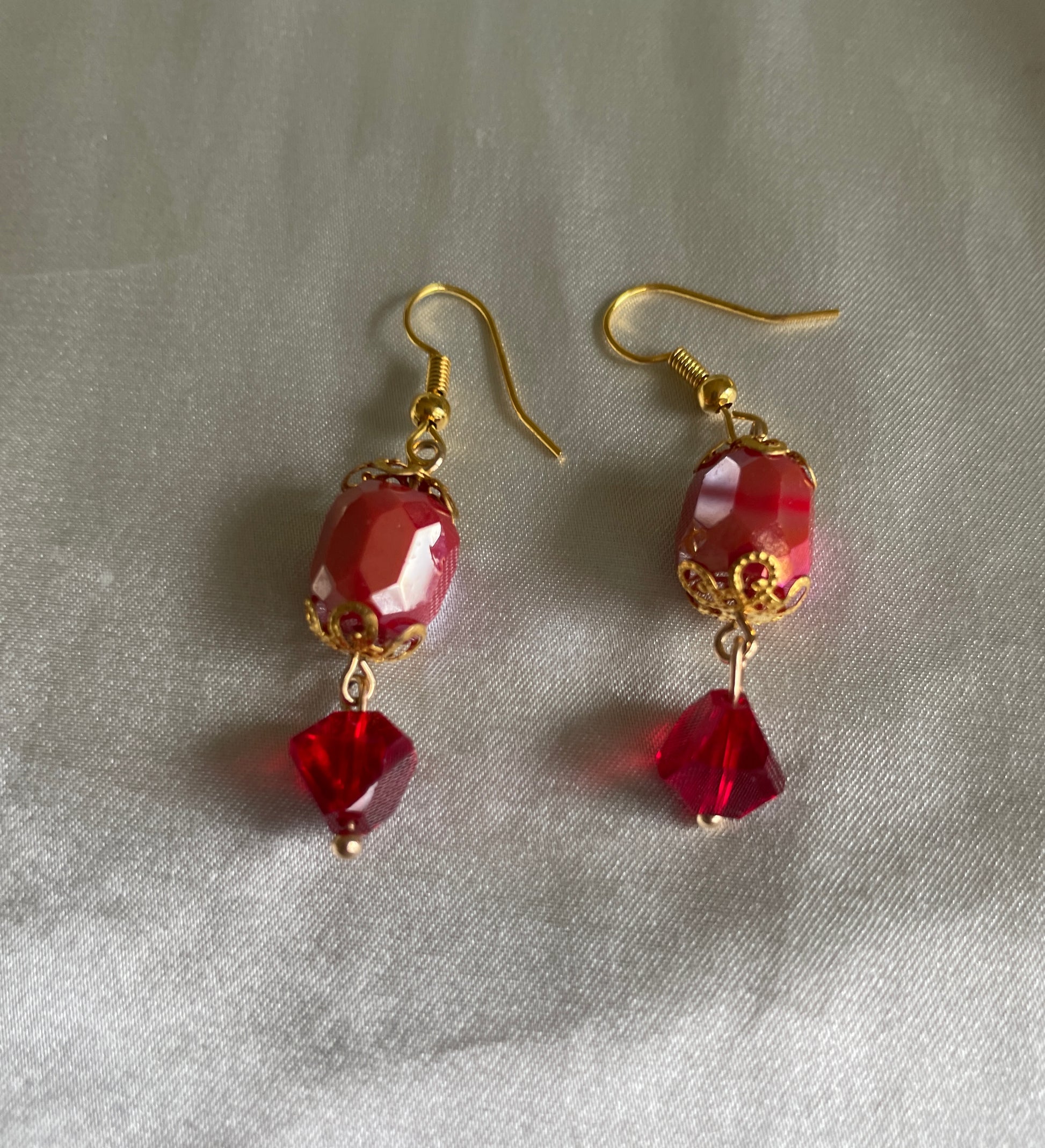 Red glass pierced earrings  2000s Pretty Red Glass Gold Tone Sparkling Drop Pierced Earrings