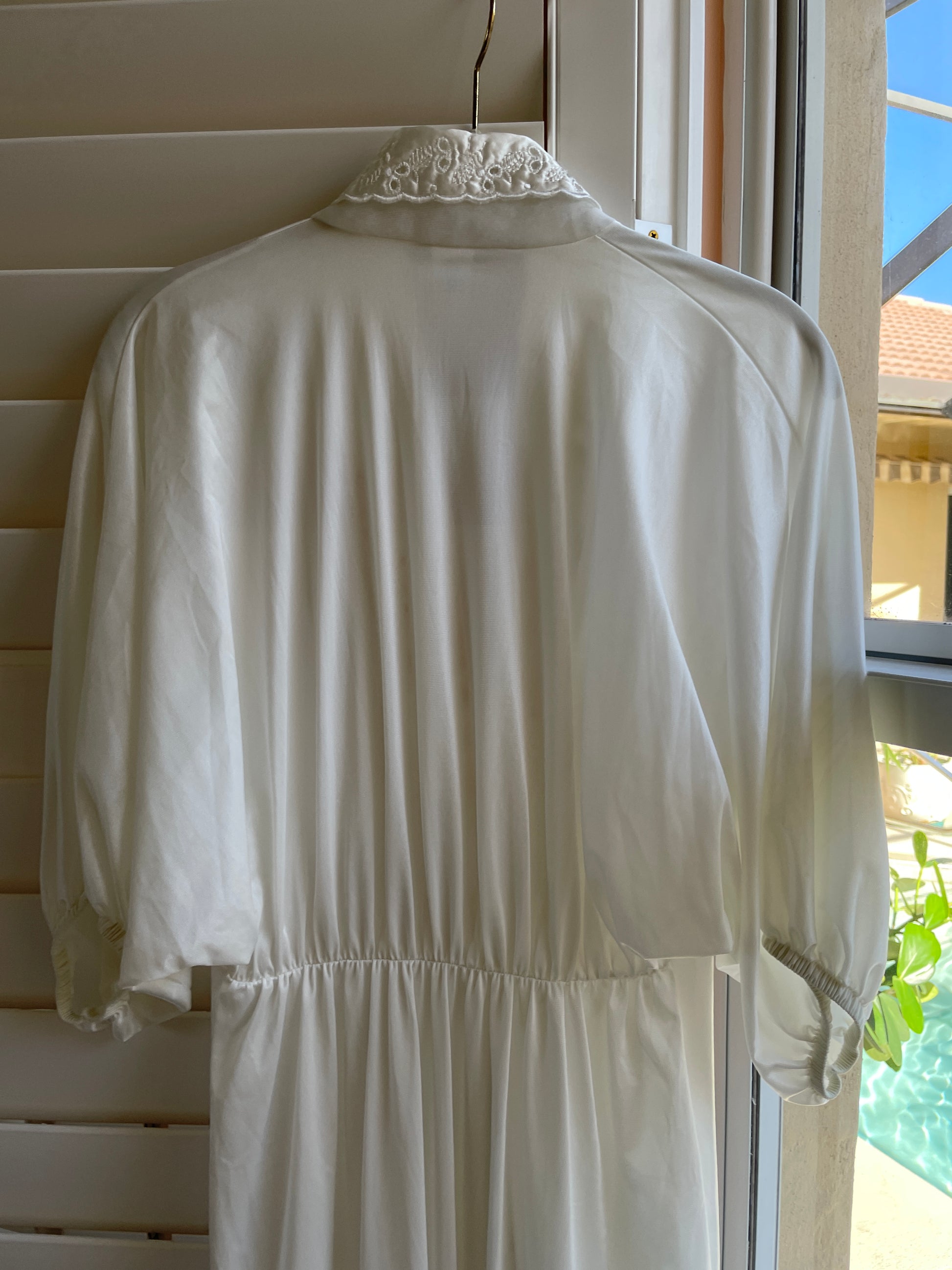  80s Lovely White Silky Poly Button Tie Empire Design Long Romantic Lingerie Robe M
