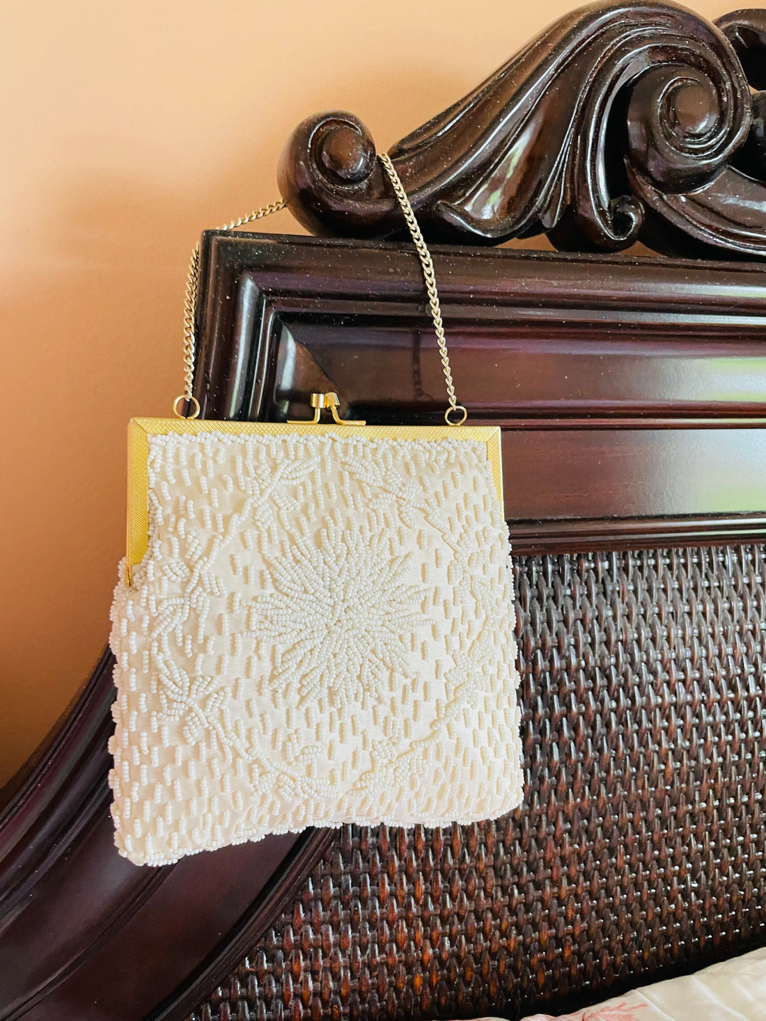 60s Vintage White Beaded Chain Handle Purse.