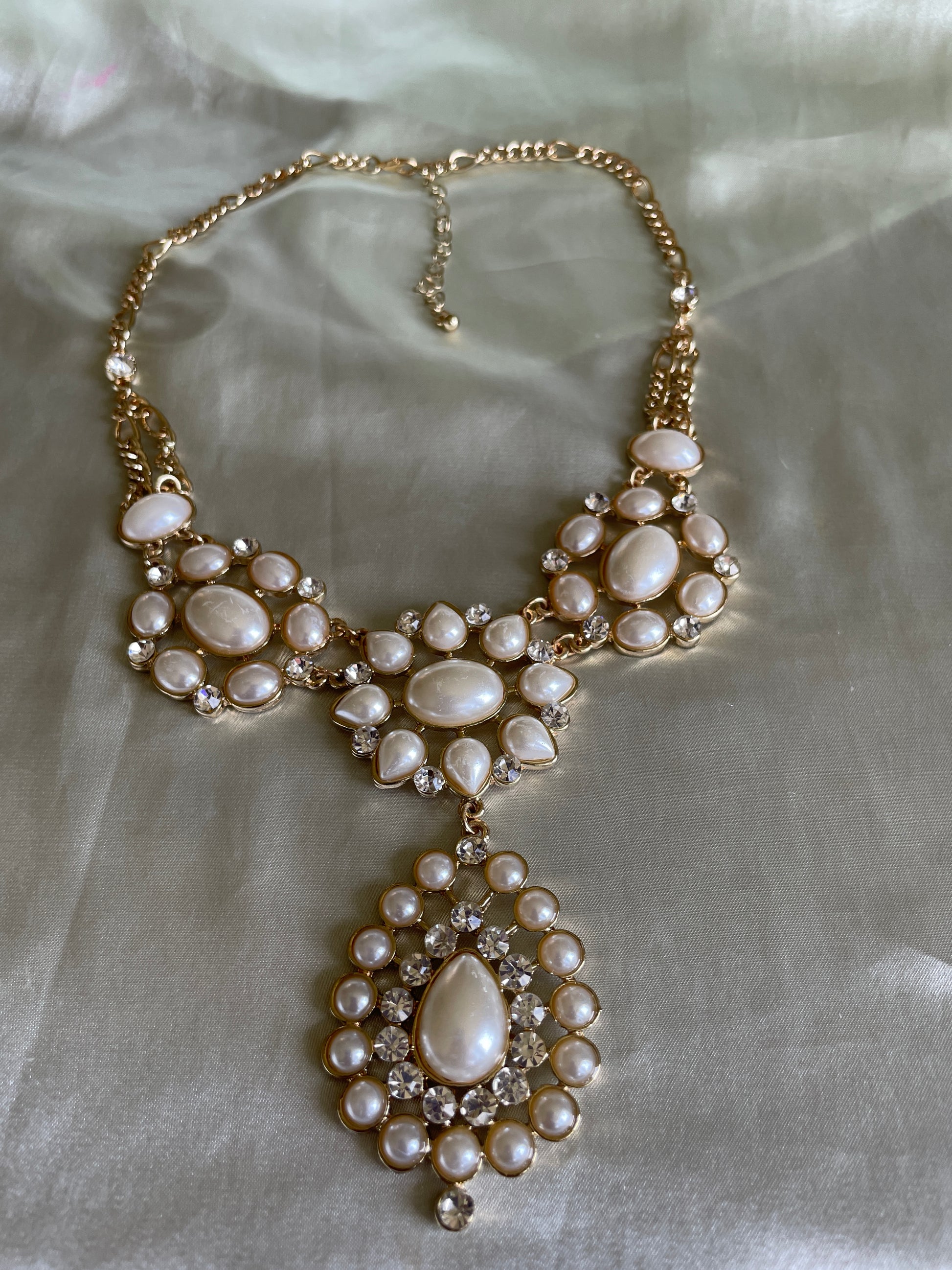 90s Beautifully Beaded Gold Tone Drop Pendant Statement Necklace