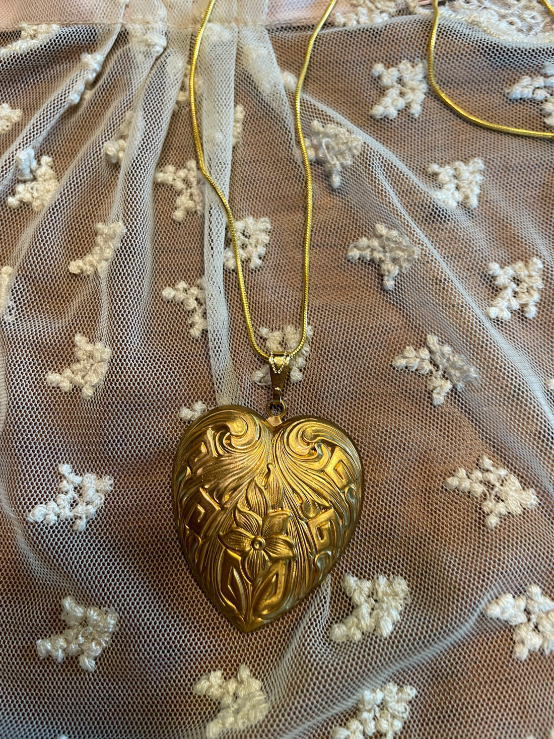 80s Vintage Gold Tone Metal Floral Heart Pendant Necklace