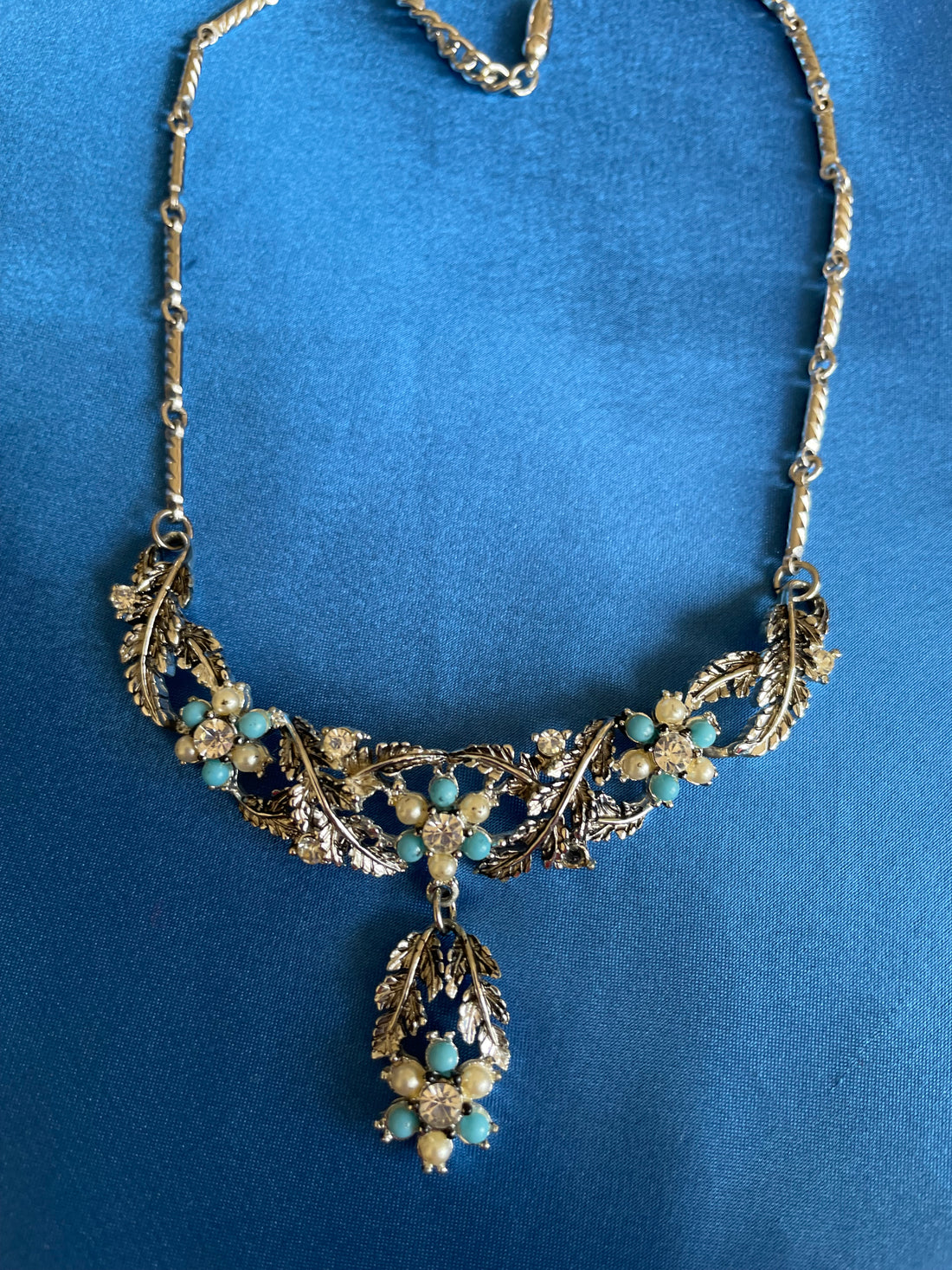 2000s Silver Tone Decorative Faux Pearl Turquoise Beaded Rhinestone Leaf Drop Choker Necklace