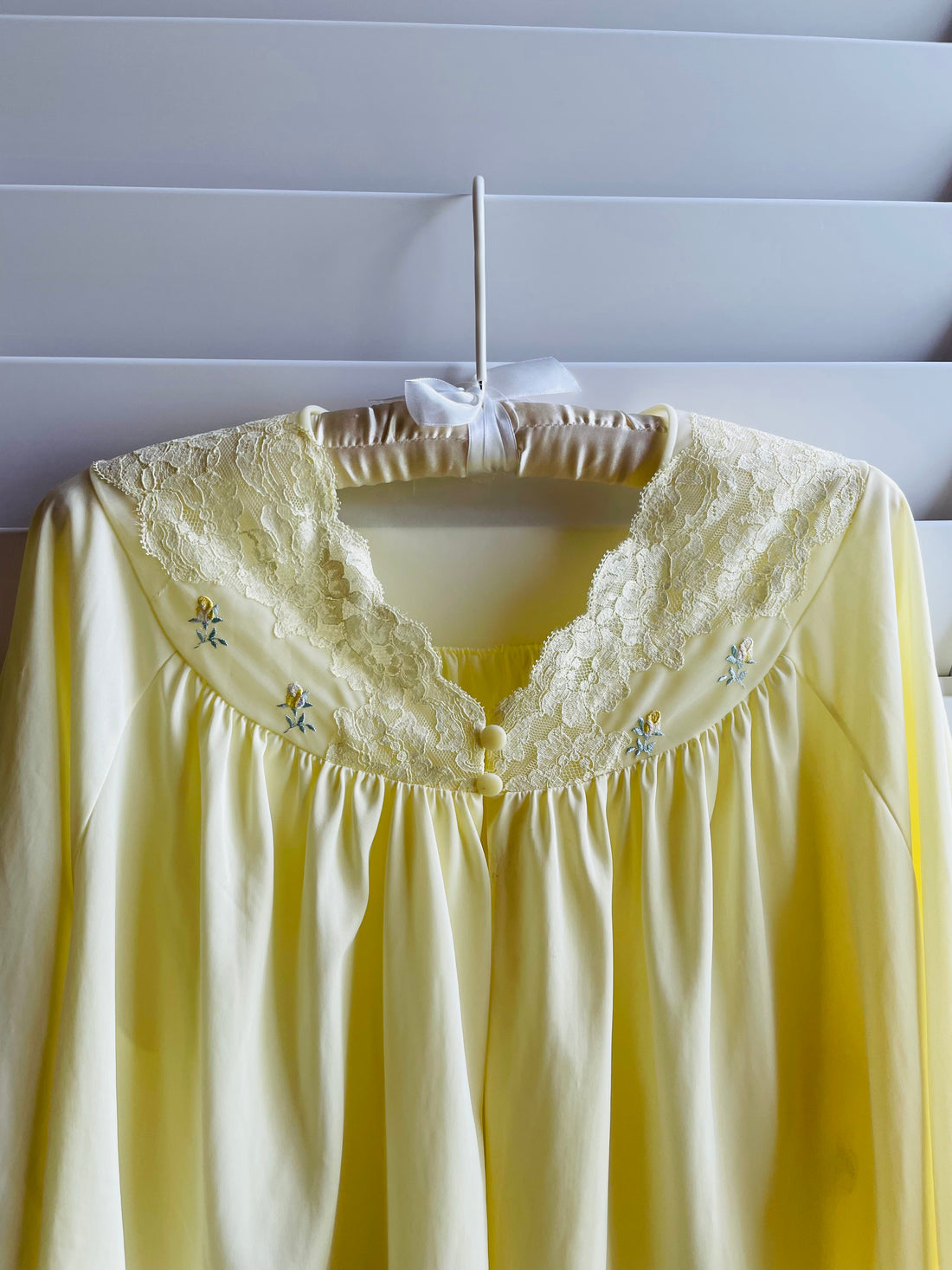 1970s Yellow Nylon Button Floral Lace Lingerie Bed Jacket Lg