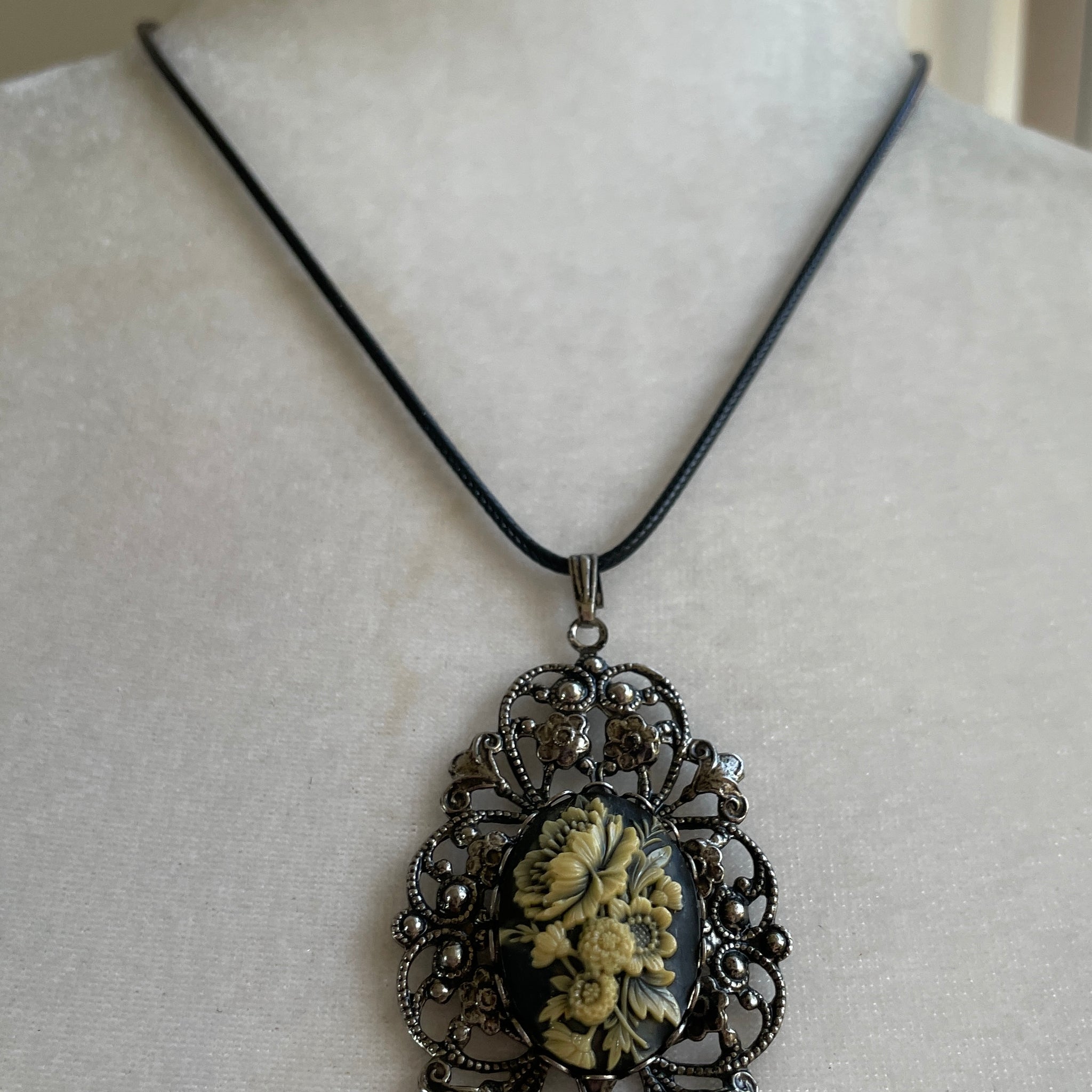 Vintage flower pendant necklace 