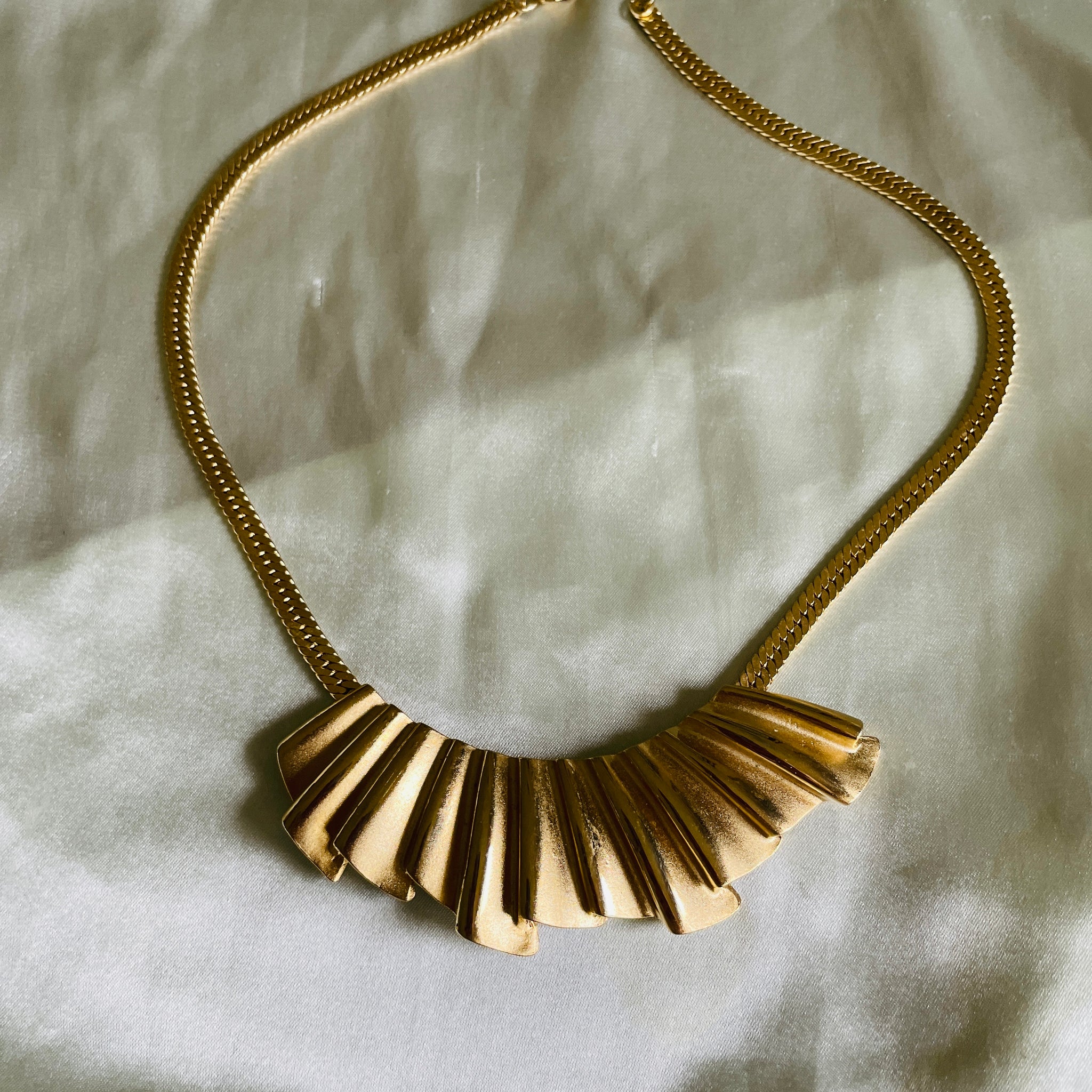 80s Vintage Gold Tone Fan Shape Bar Choker Necklace