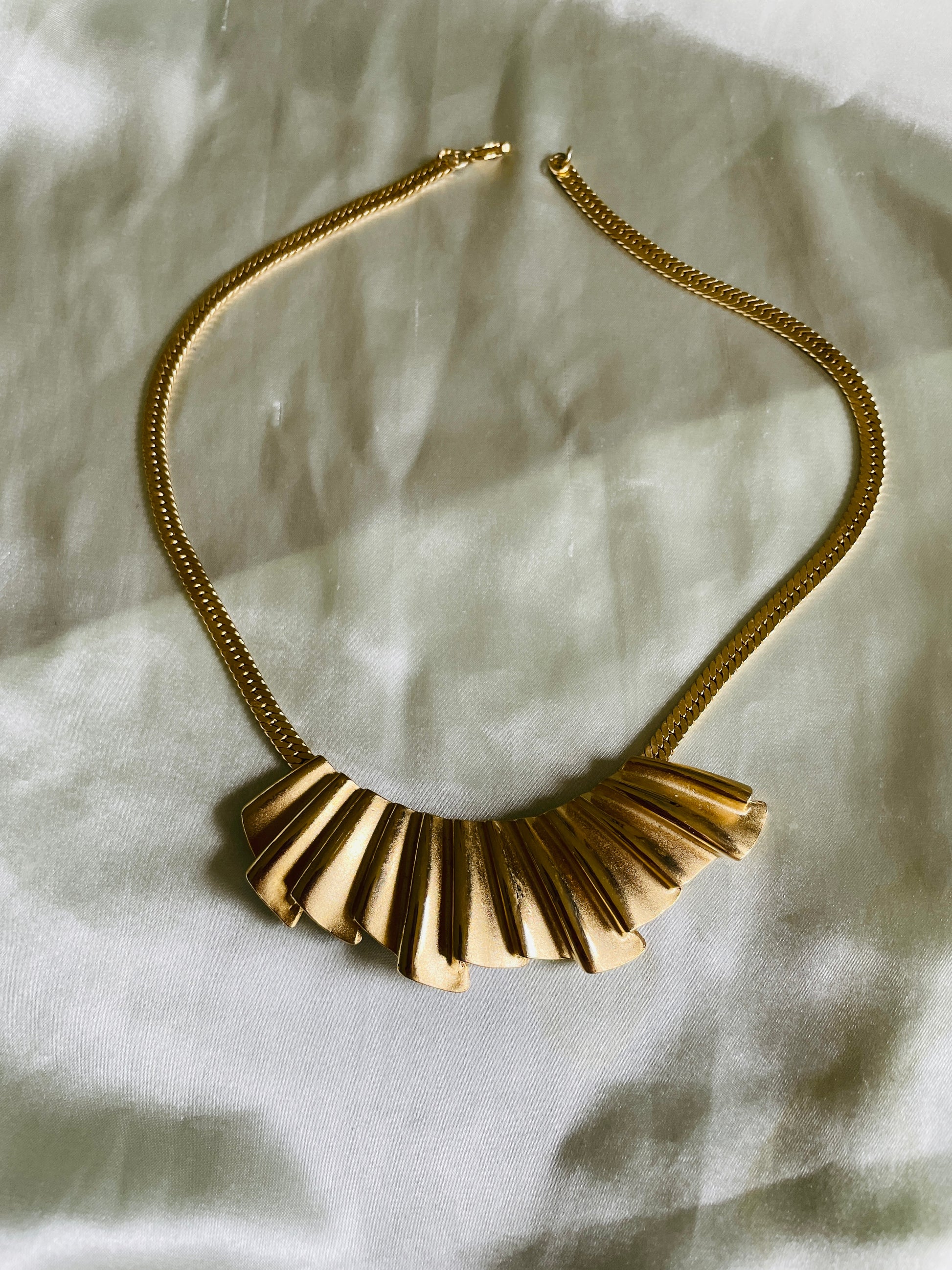  80s Vintage Gold Tone Fan Shape Bar Choker Necklace