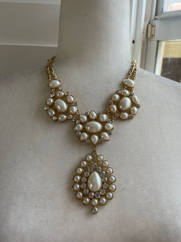 90s Beautifully Beaded Gold Tone Drop Pendant Statement Necklace