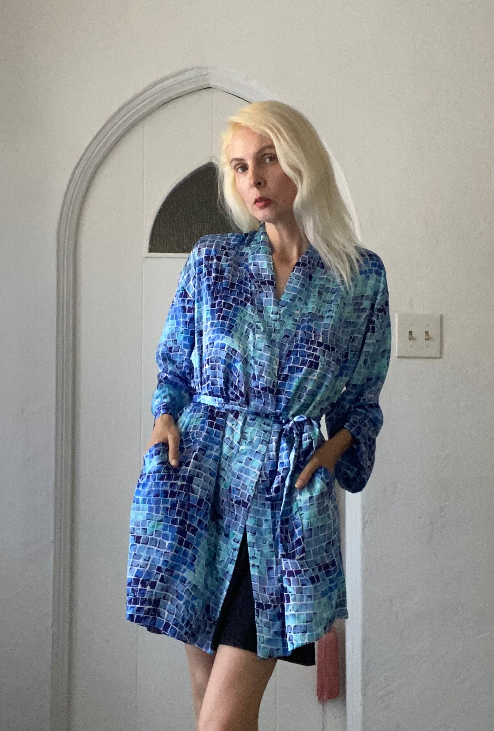  2000s Victoria’s Secret Blue Poly Abstract Square Print Belted Lounge Lingerie Robe L