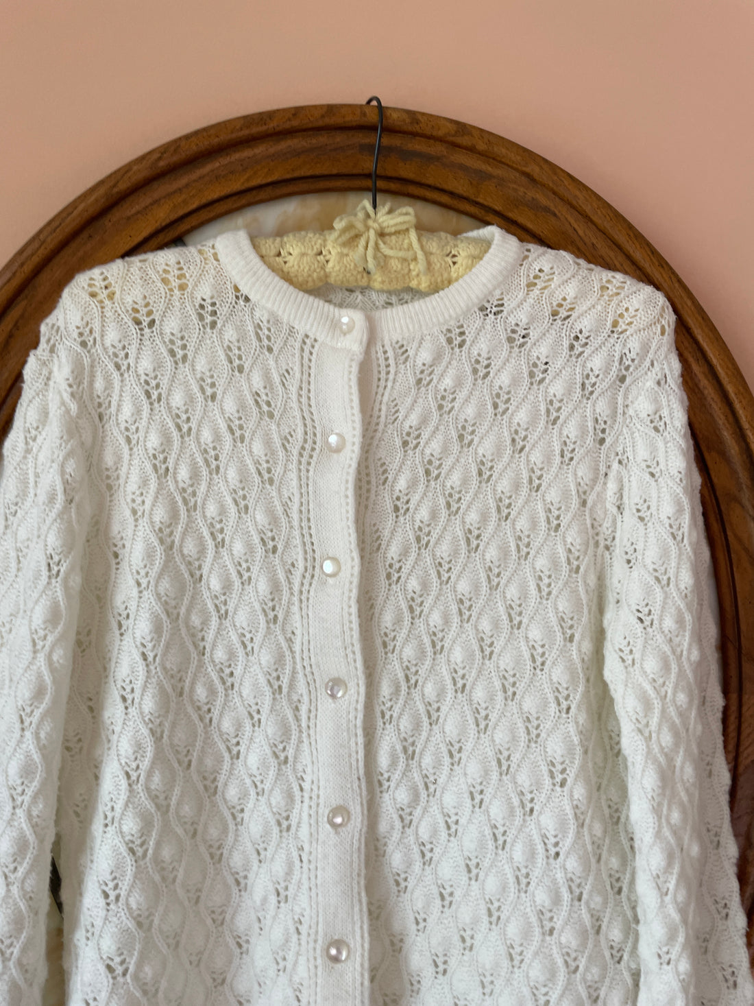 60s Vintage White Acrylic Knit Button Front Scalloped Edge Cardigan Sweater M