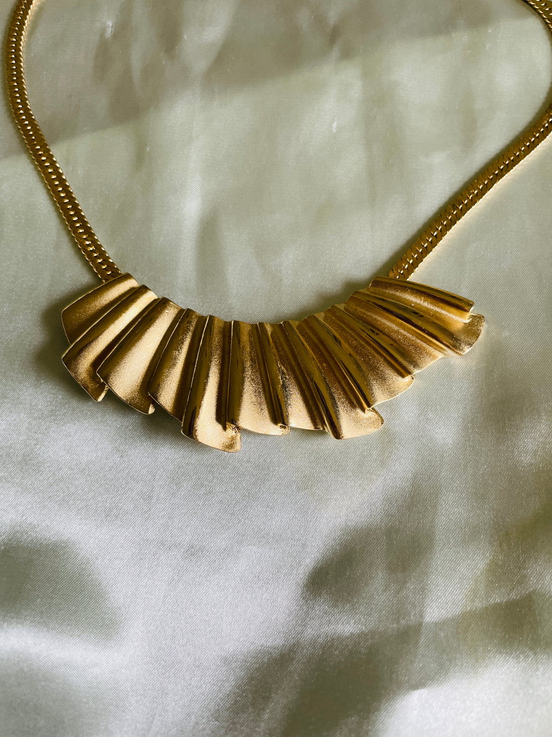 80s Vintage Gold Tone Fan Shape Bar Choker Necklace