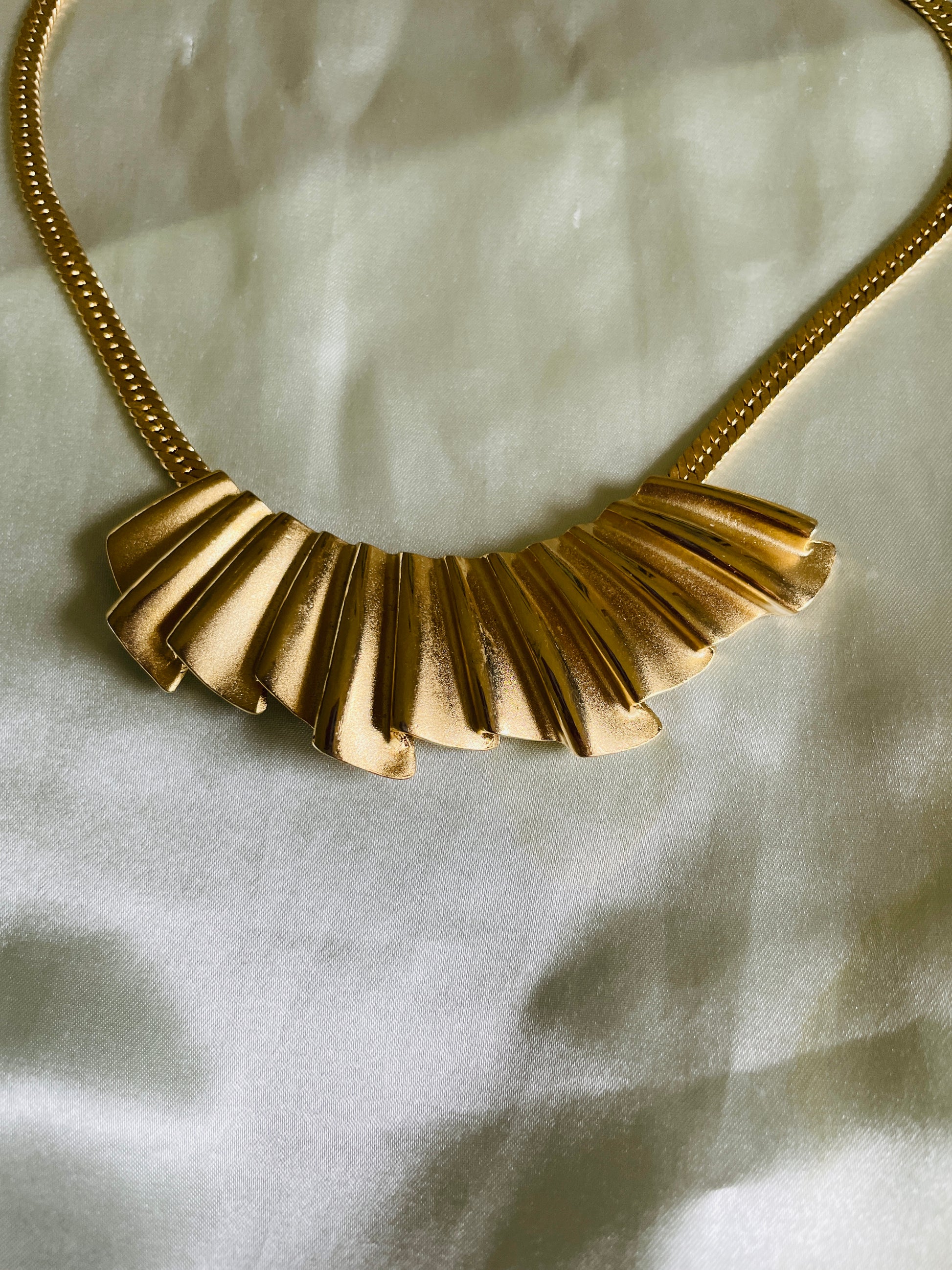  80s Vintage Gold Tone Fan Shape Bar Choker Necklace