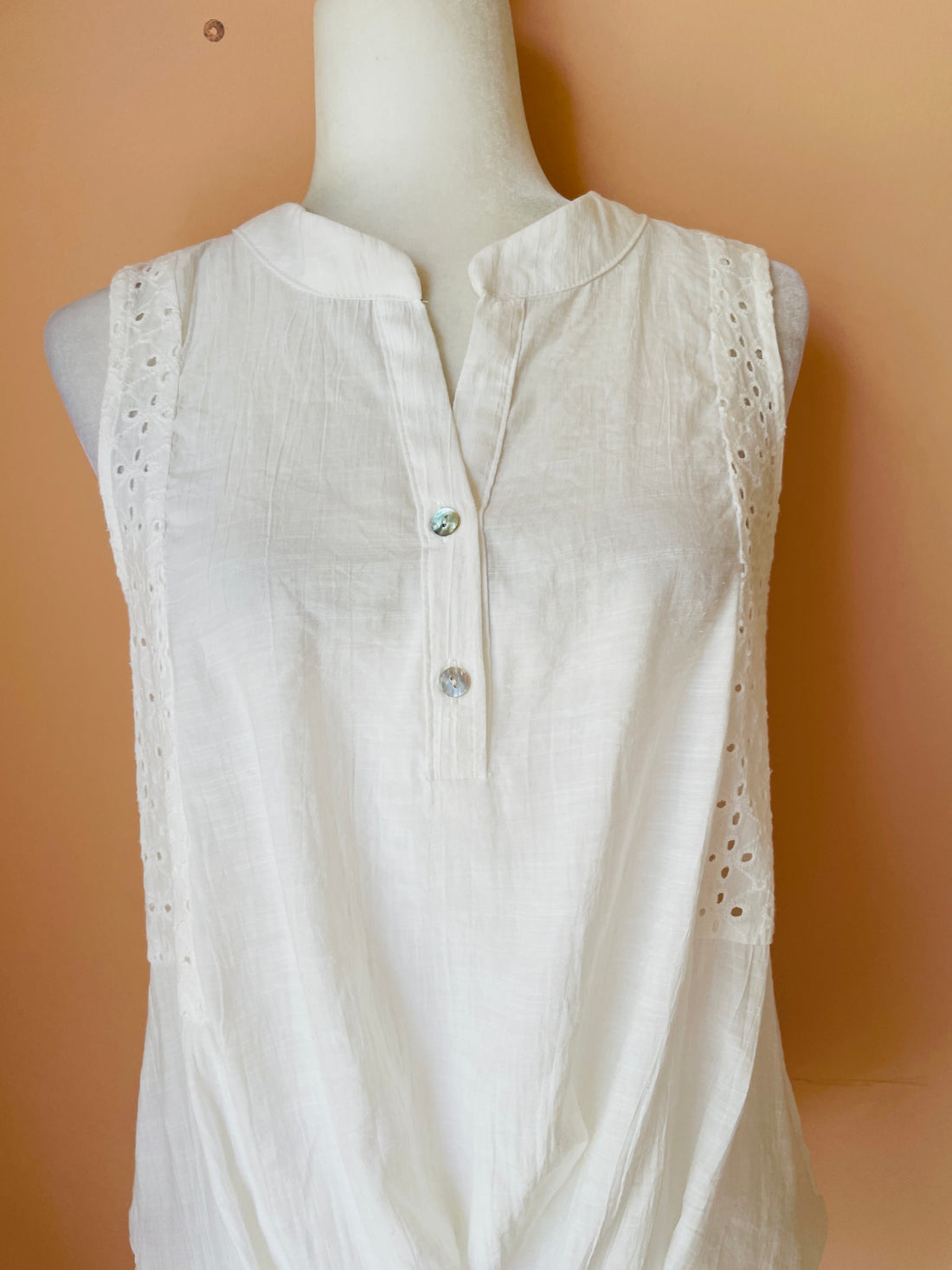 2000s White Rayon Poly Eyelet Cotton Twist Bottom Design Pullover Button Sleeveless Summer Top M