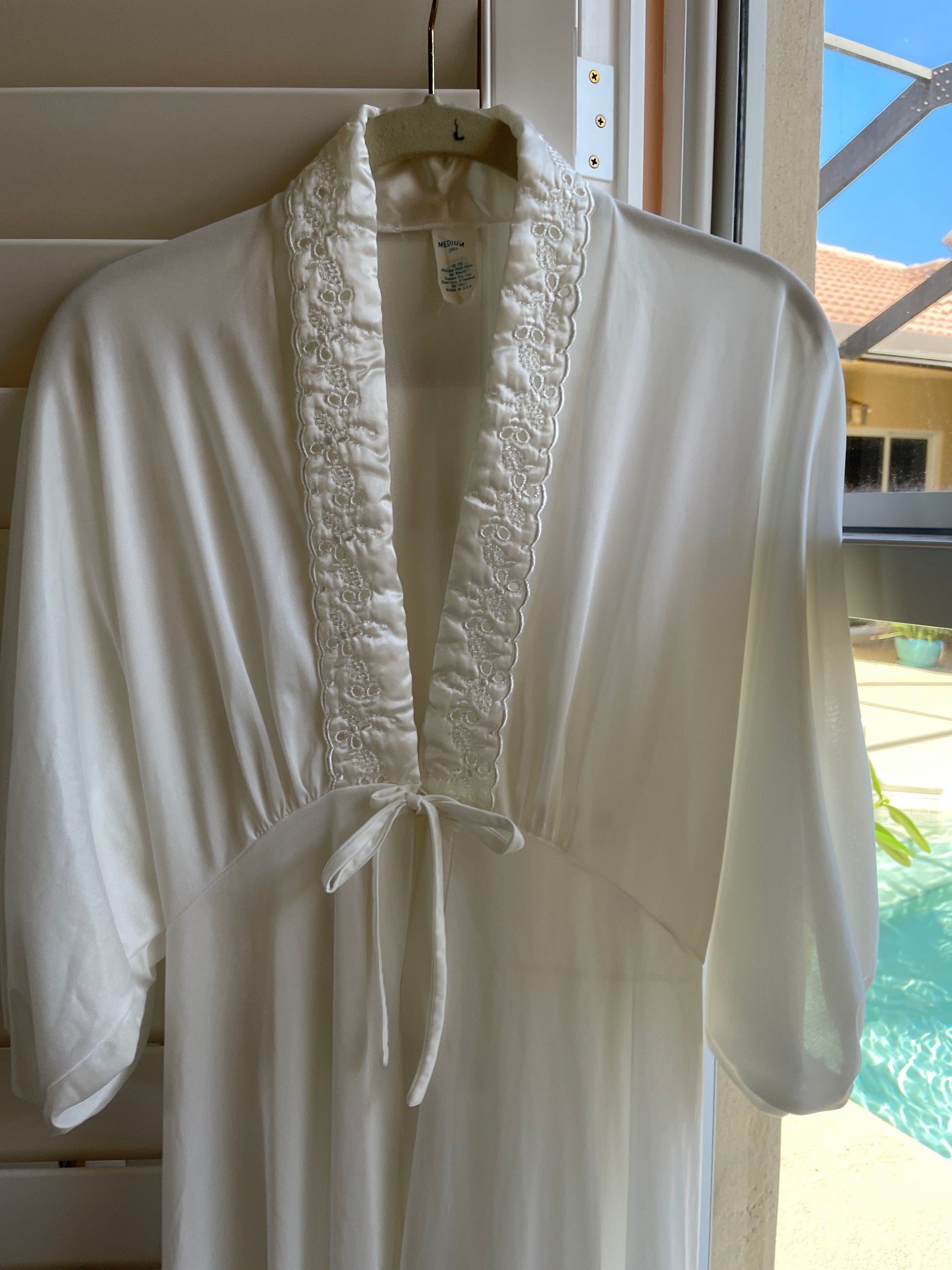  80s Lovely White Silky Poly Button Tie Empire Design Long Romantic Lingerie Robe M