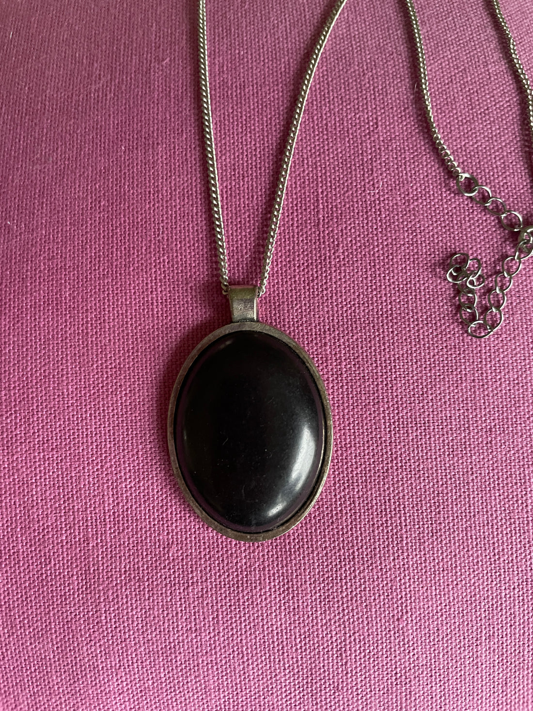 90s Vintage Silver Tone Black Oval Pendant Necklace