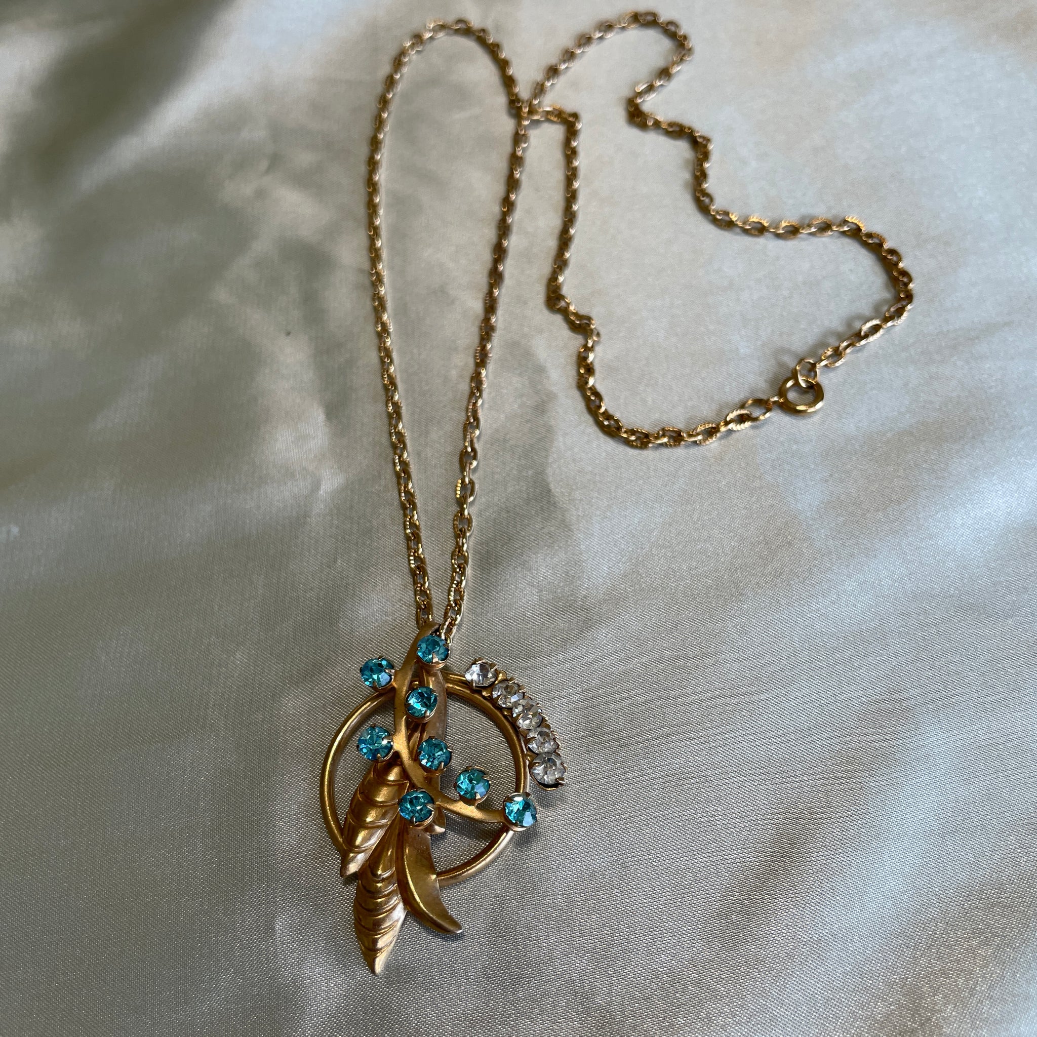 Gold Tone Chain 60s Blue Rhinestone Leaf Pendant Necklace