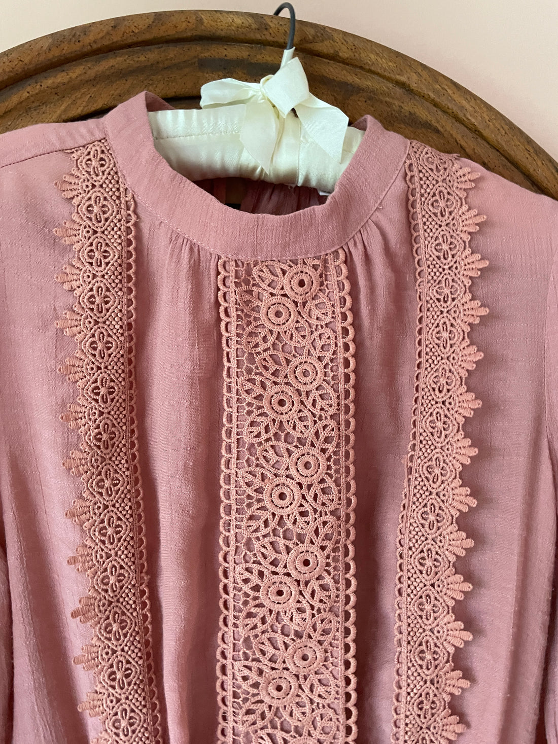 2000s Pretty Victorian Style Ruffled Embroidery Rayon Blend Pullover Top S