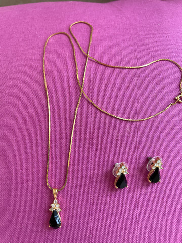 2000s Black Glass Tear Drop Pendant Necklace Earring Set