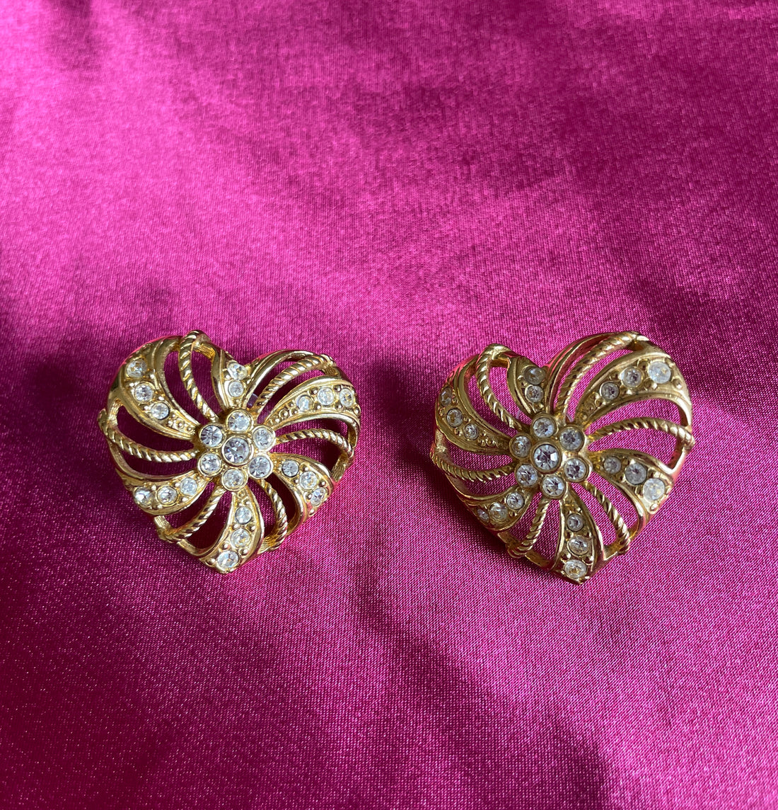 2000d Sparkly Gold Tone Rhinestone Heart Pierced Earrings