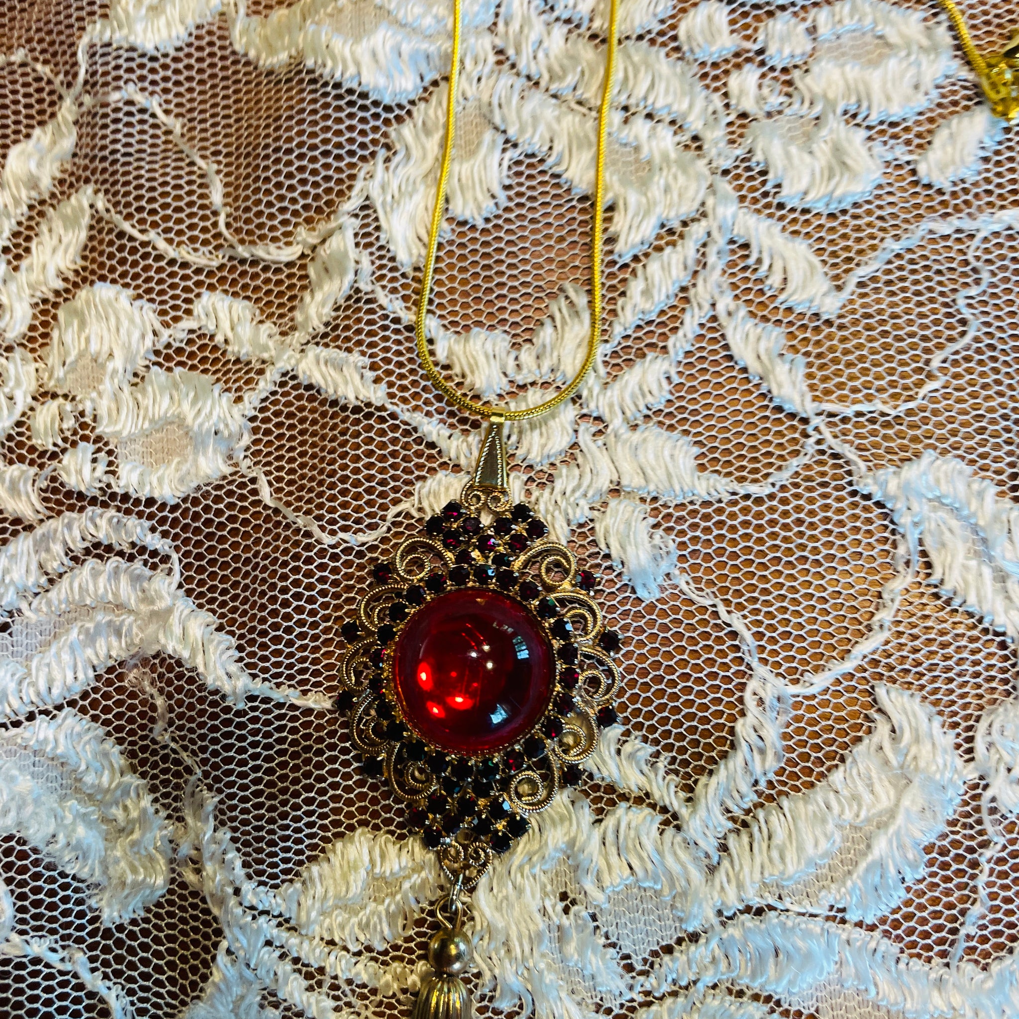 80s Vintage Red Glass Drop Chain Tassel Pendant Necklace New Gold Tone Snake Chain