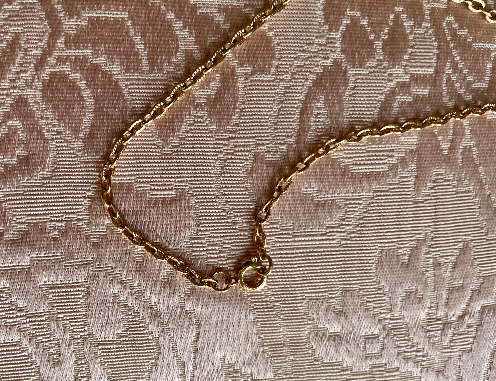  60s Gold Tone Rhinestone Leaf Pendant Necklace