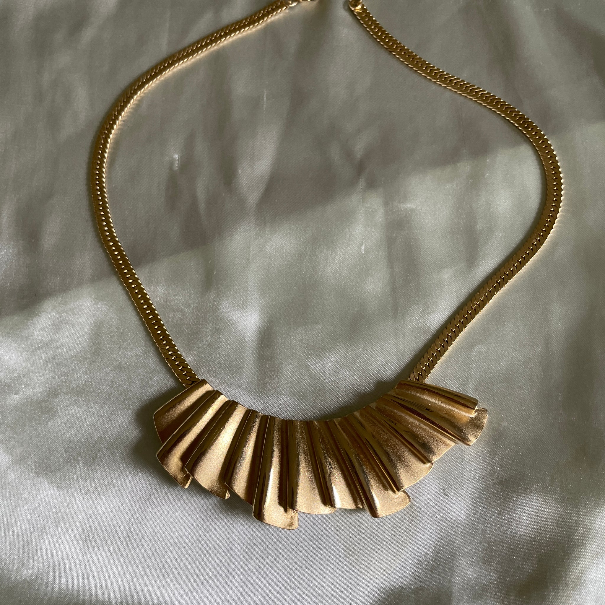 90s Vintage Gold Tone Bar Fan Design Choker Necklace