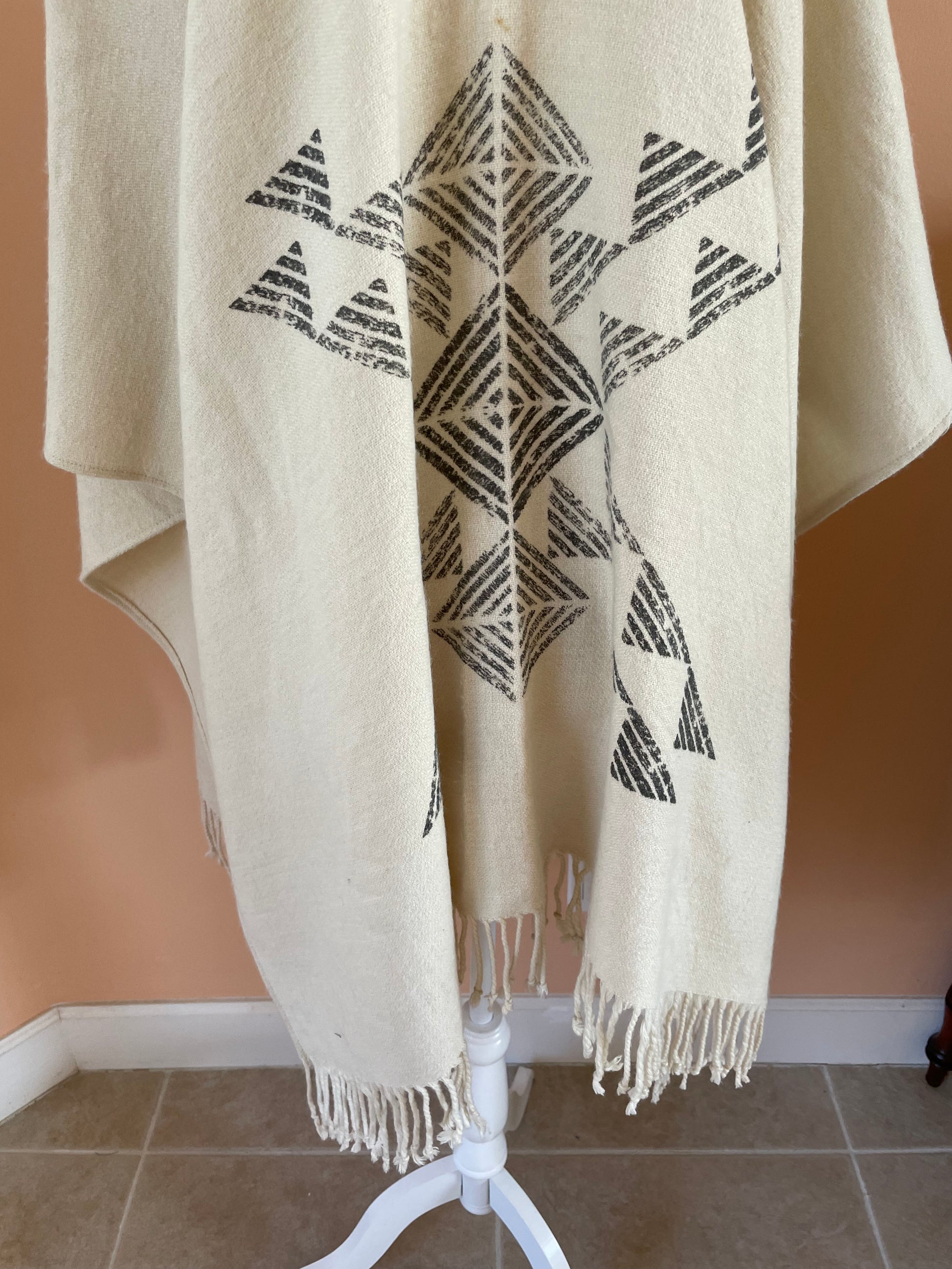  TOMS 2000s Off White Winter Fringed Cape Wrap.