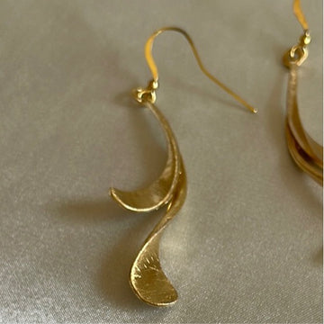 2000’s Gold Tone Graceful Contemporary Pierced Earrings
