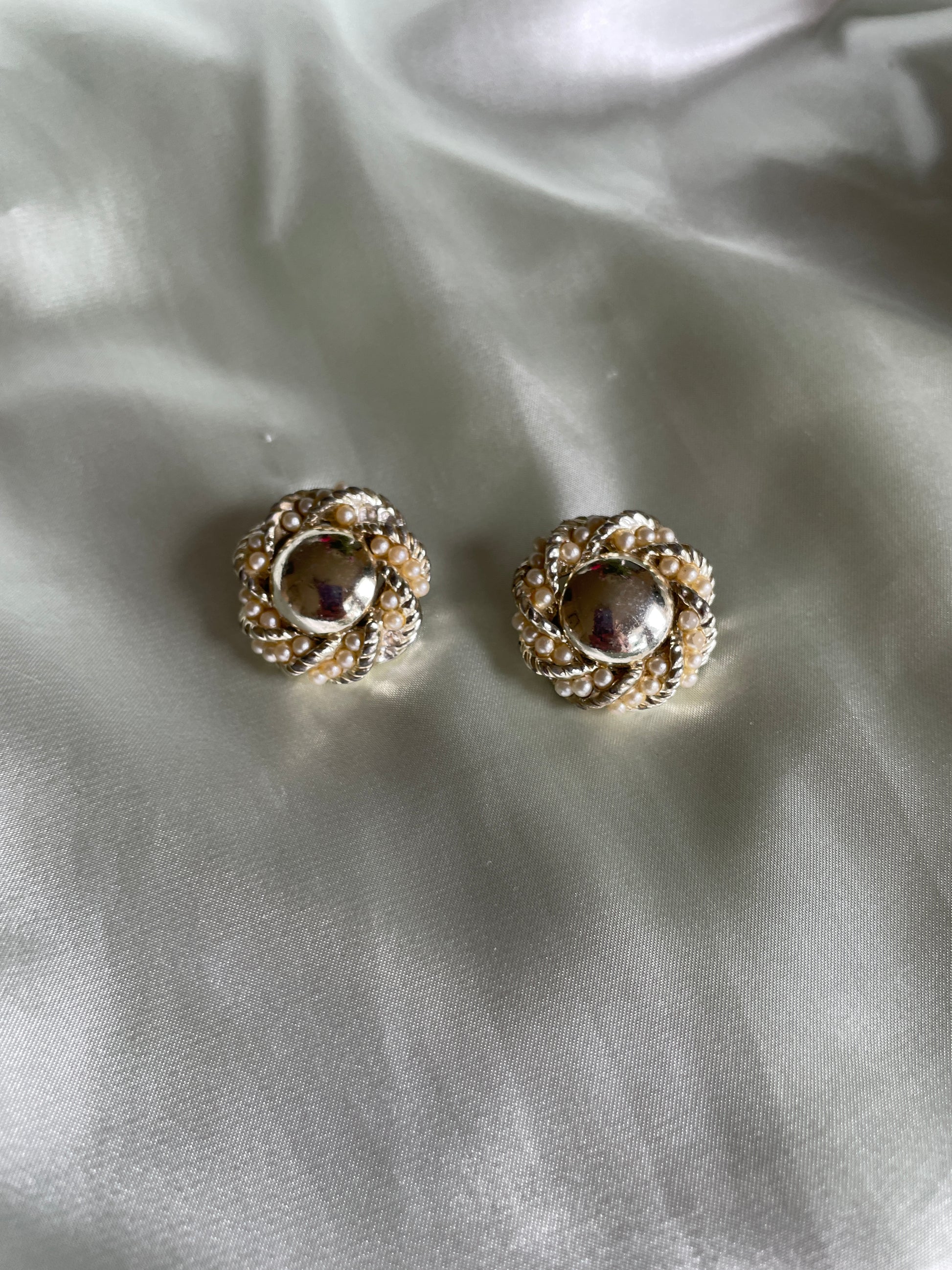 vintage clip earrings  60s Vintage Silver Tone Faux Pearl Wrap Classic Clip Earrings