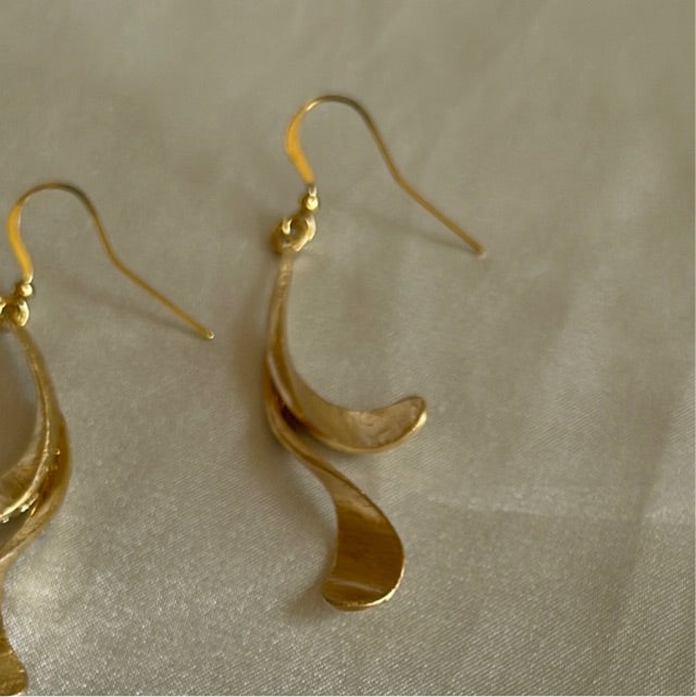  2000’s Gold Tone Graceful Contemporary Pierced Earrings