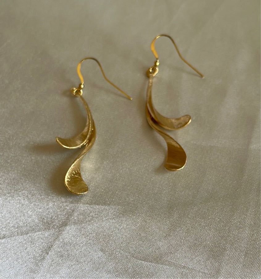 2000s gold tone Pierced earrings 2000’s Gold Tone Graceful Contemporary Pierced Earrings